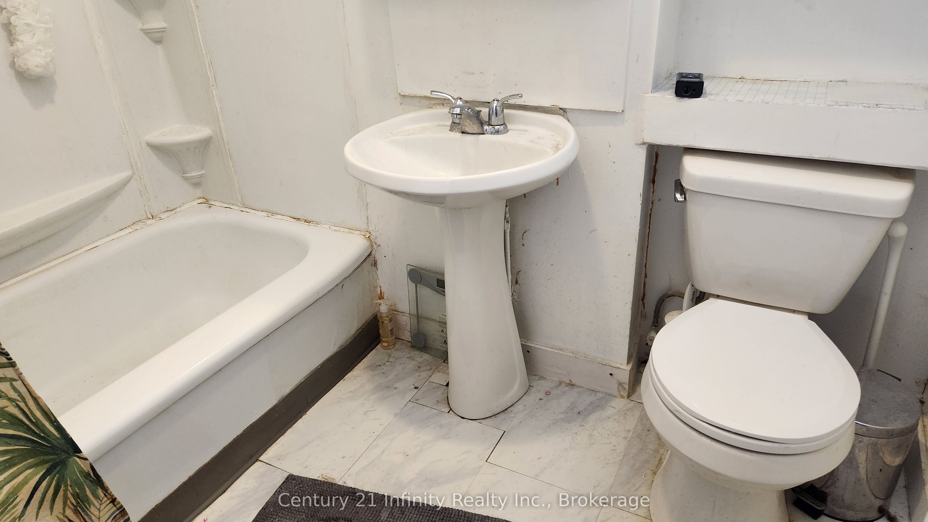 134 Simcoe Street S 2 Property Photo 2