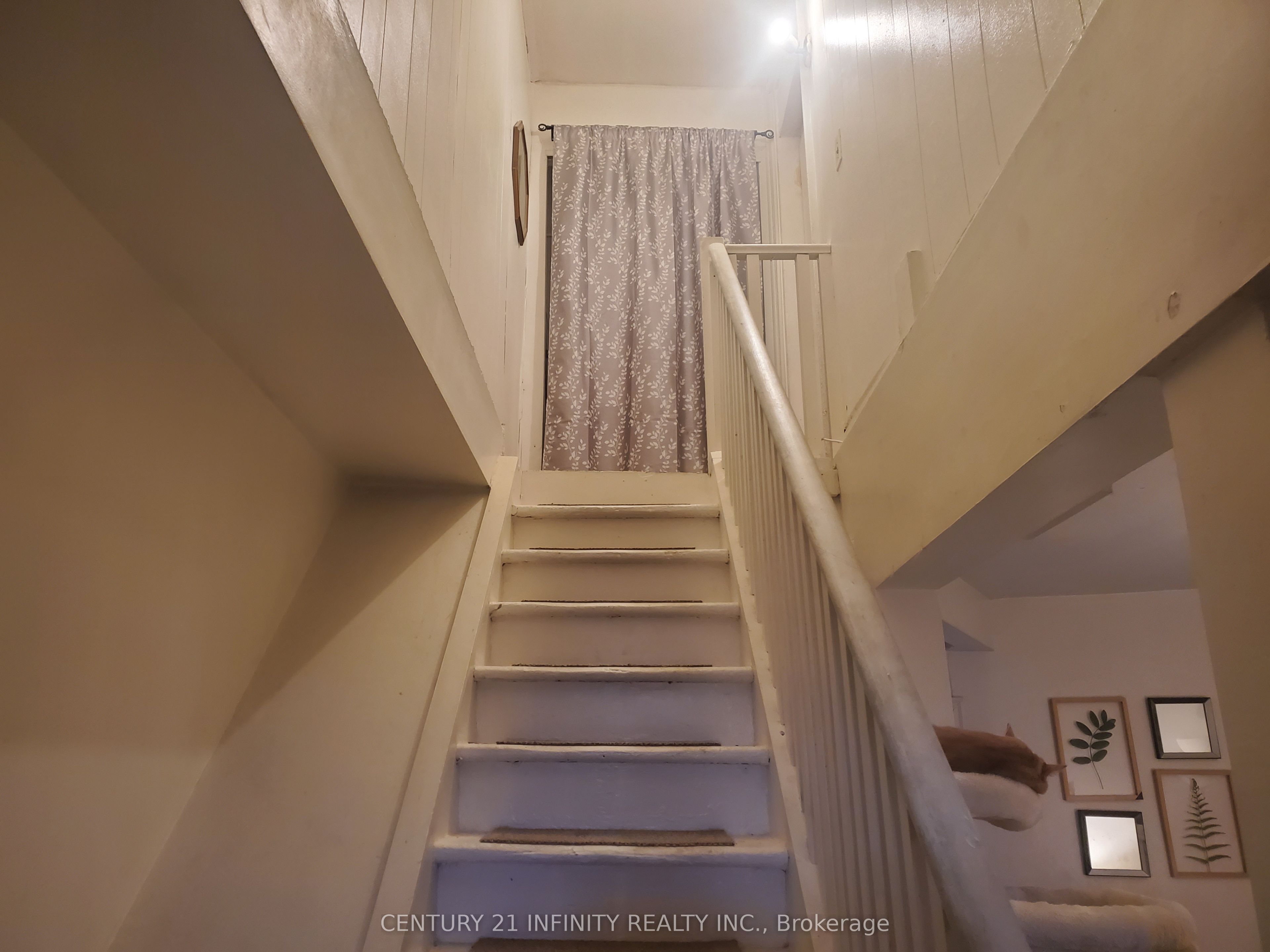 134 Simcoe Street S 2 Property Photo 5