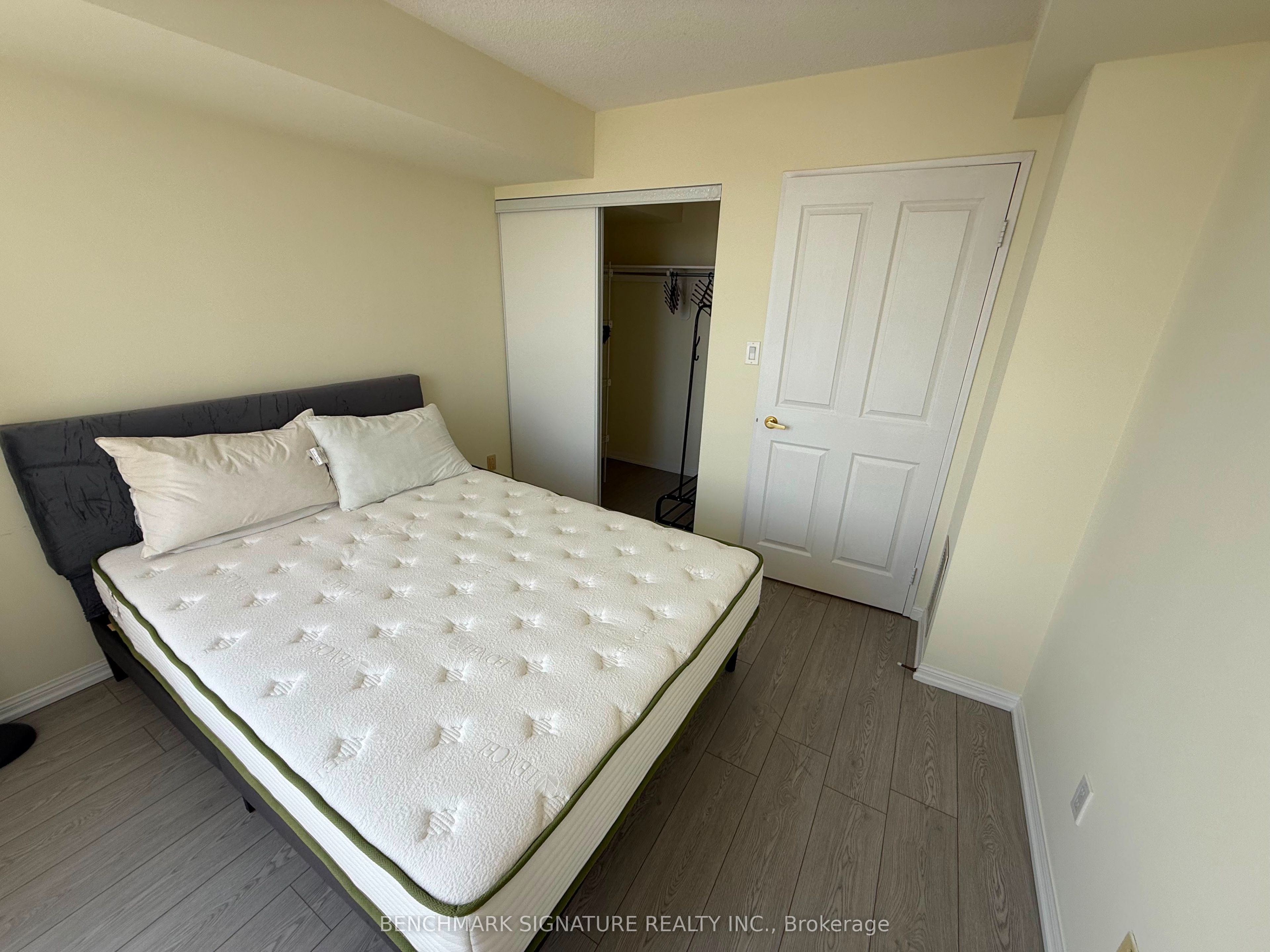 88 Corporate Drive 2405 Property Photo 22