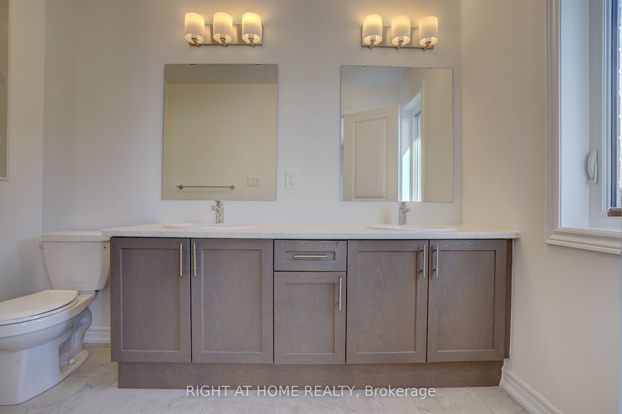 2038 Cameron Lott Crescent Property Photo 17