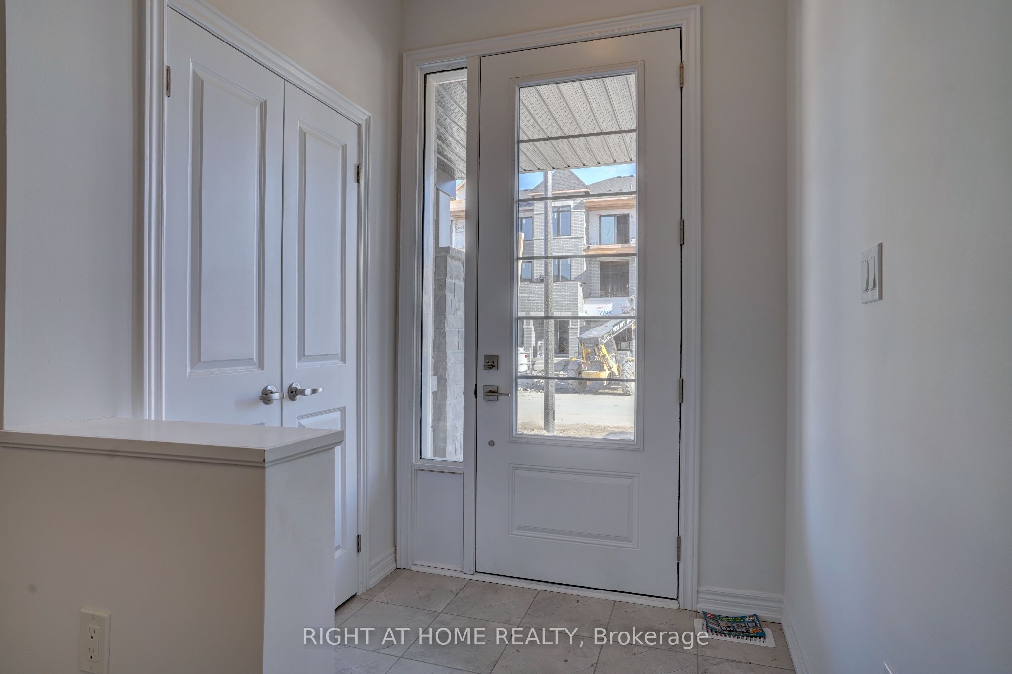 2038 Cameron Lott Crescent Property Photo 2