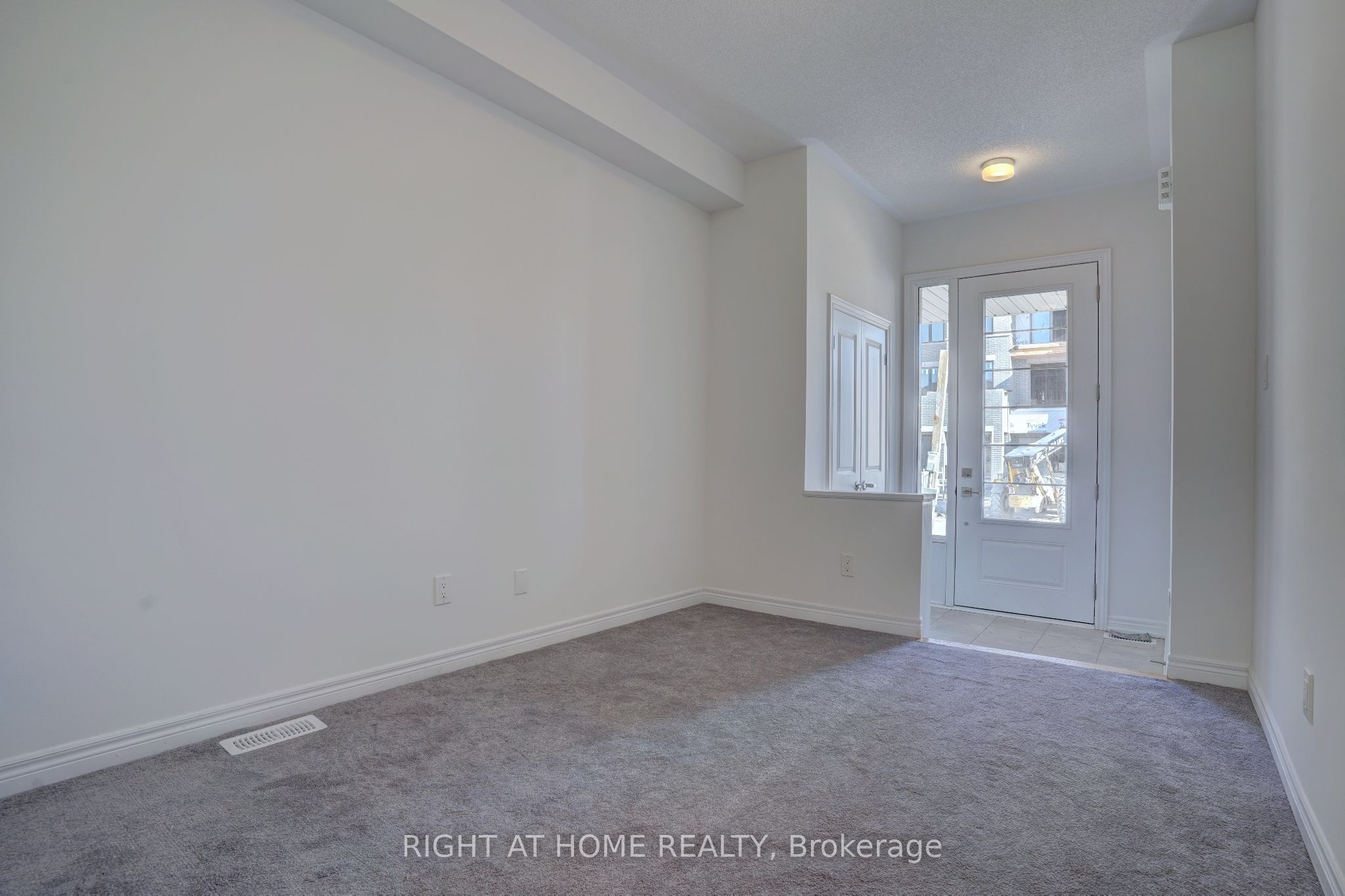 2038 Cameron Lott Crescent Property Photo 3