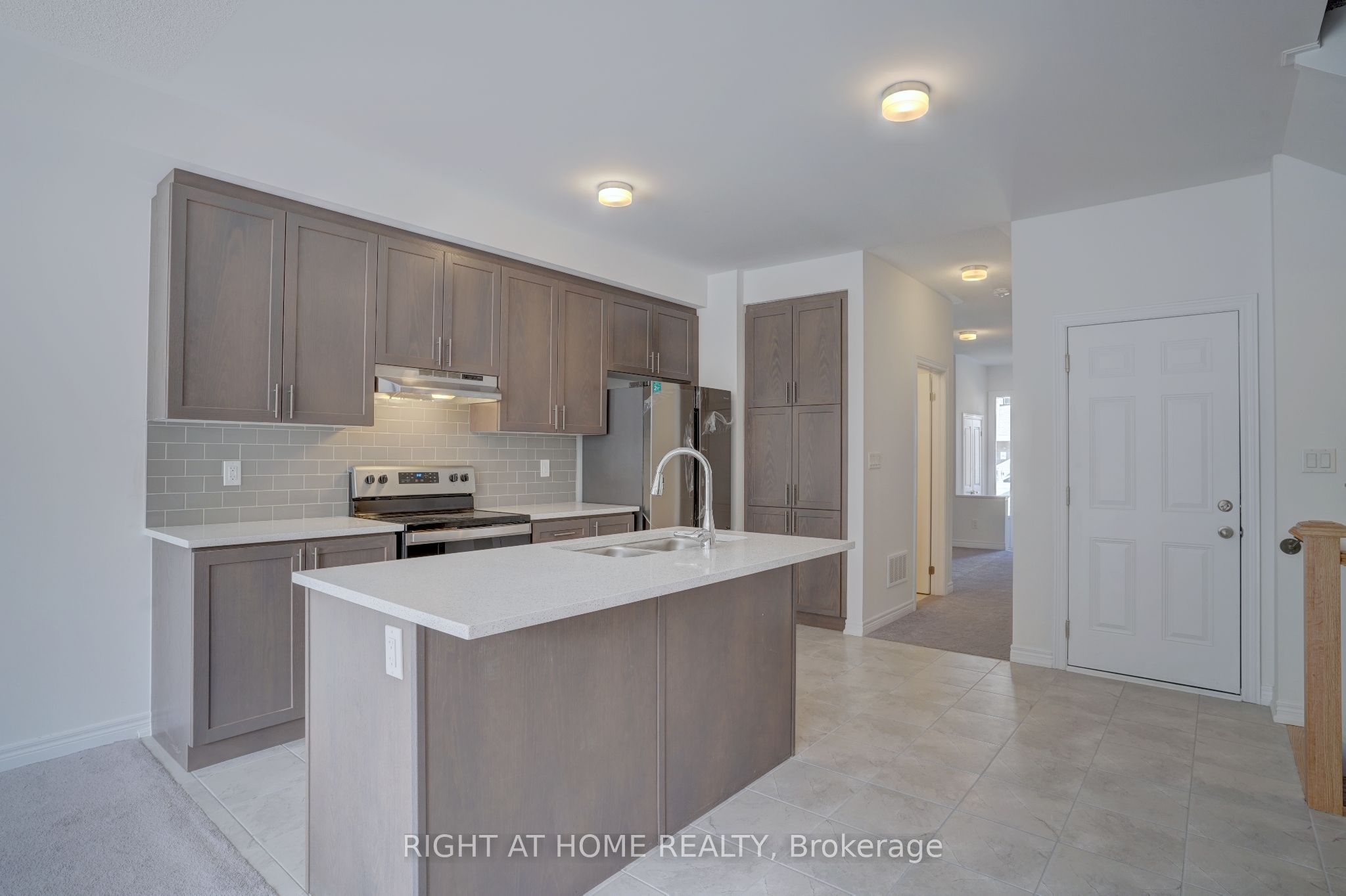 2038 Cameron Lott Crescent Property Photo 4