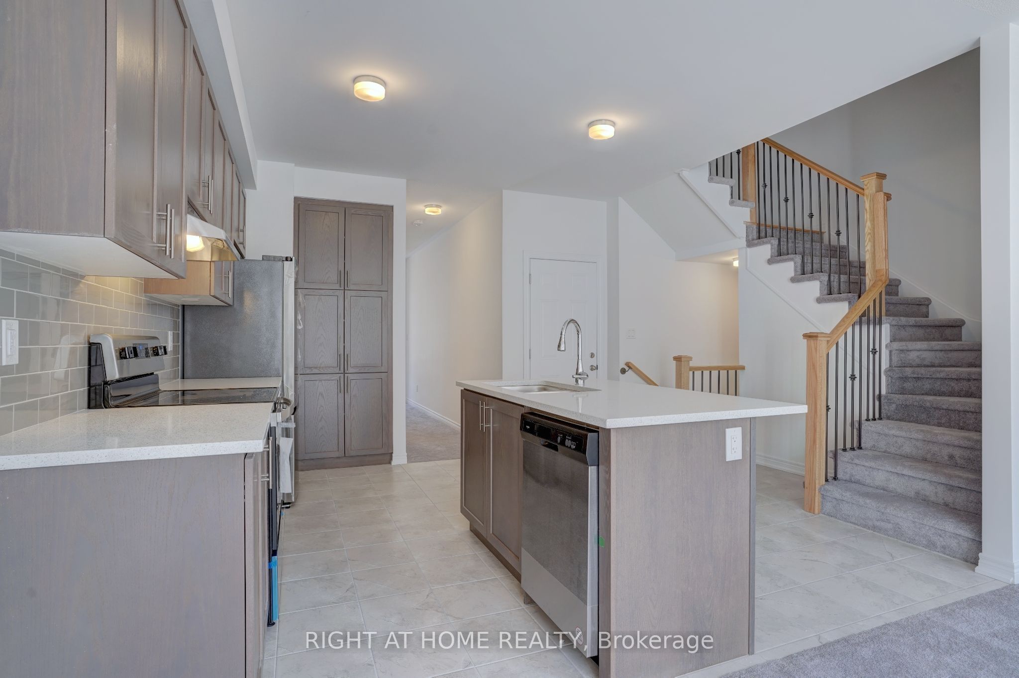 2038 Cameron Lott Crescent Property Photo 7