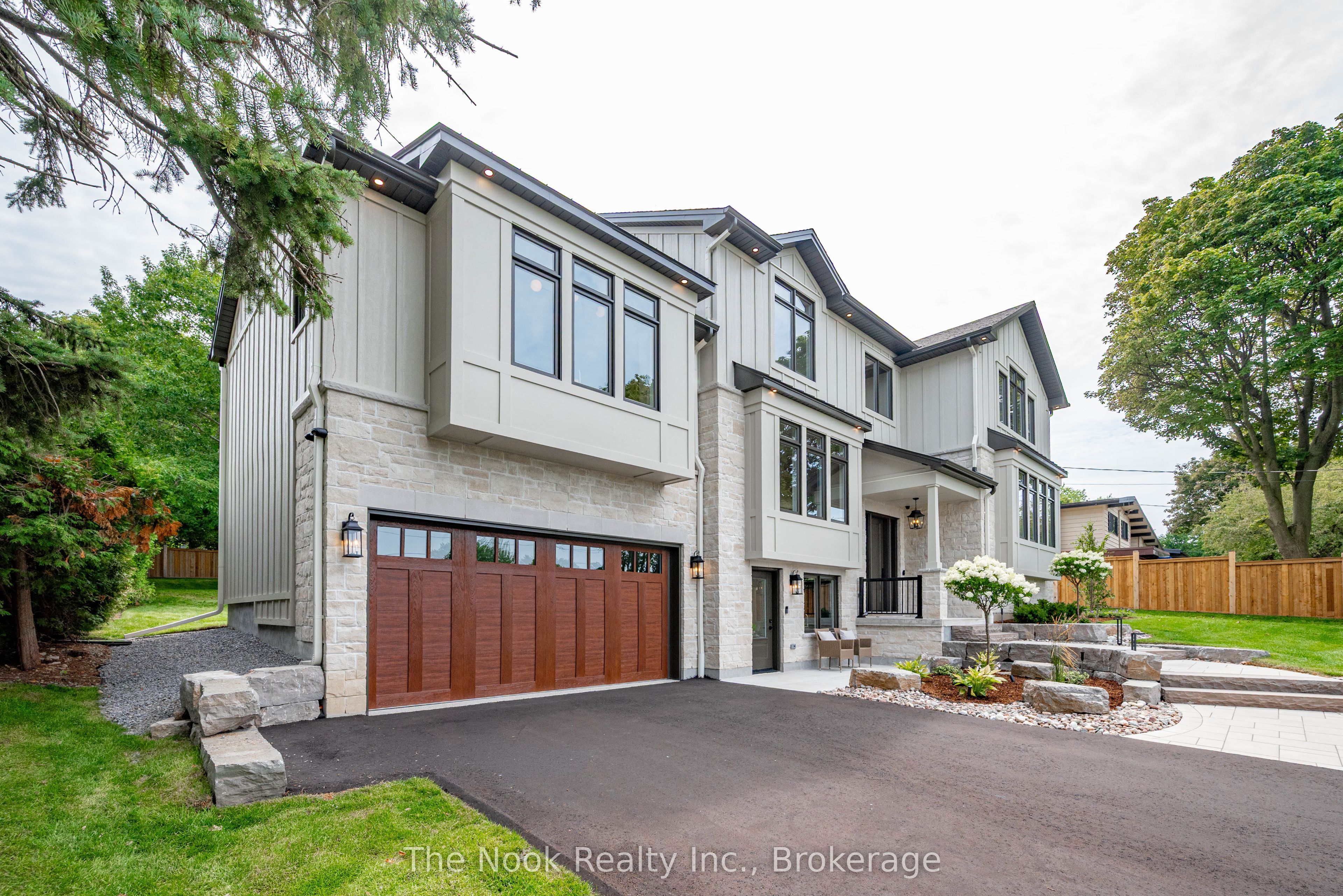 153 Elizabeth Crescent N Property Photo 3