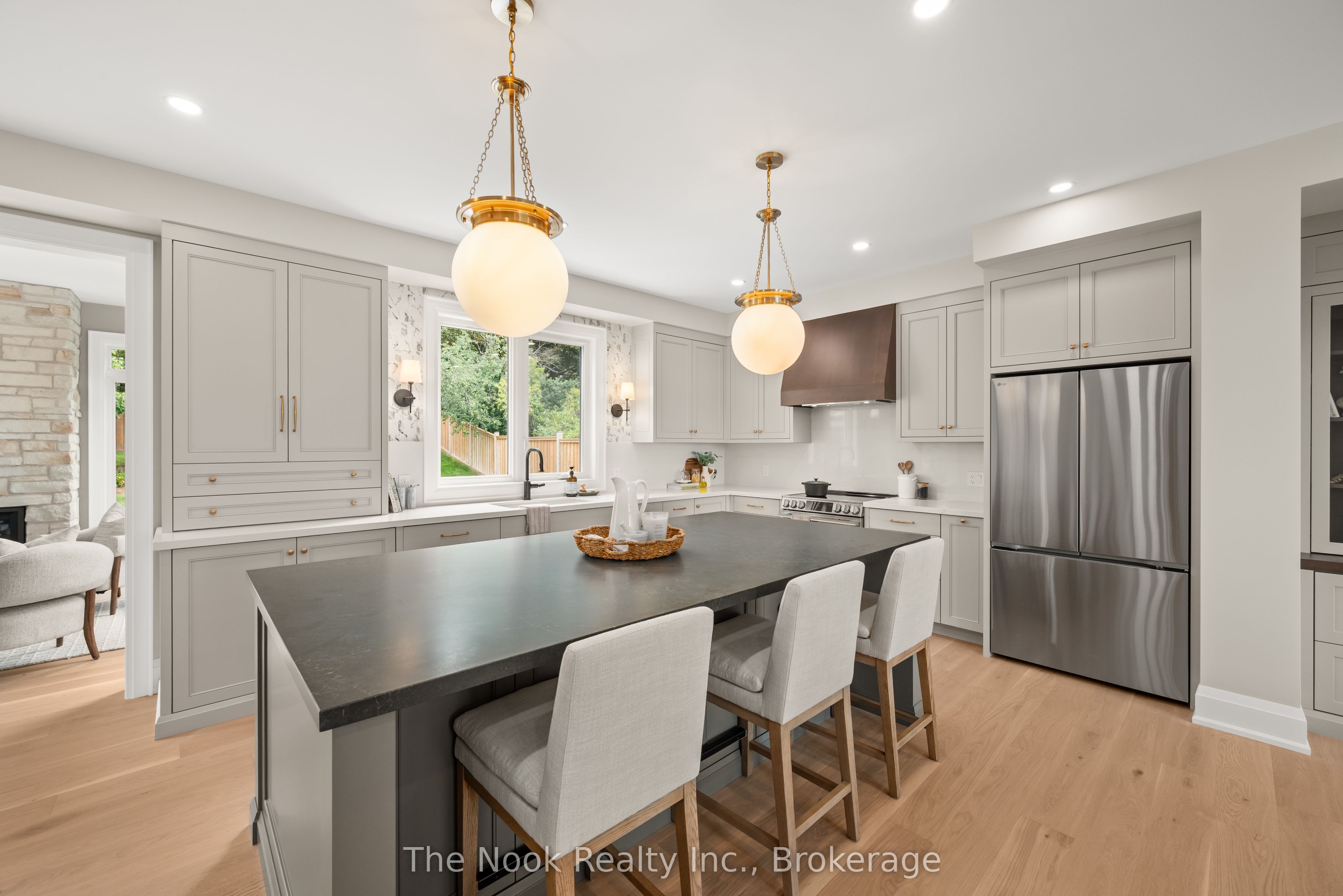 153 Elizabeth Crescent N Property Photo 11