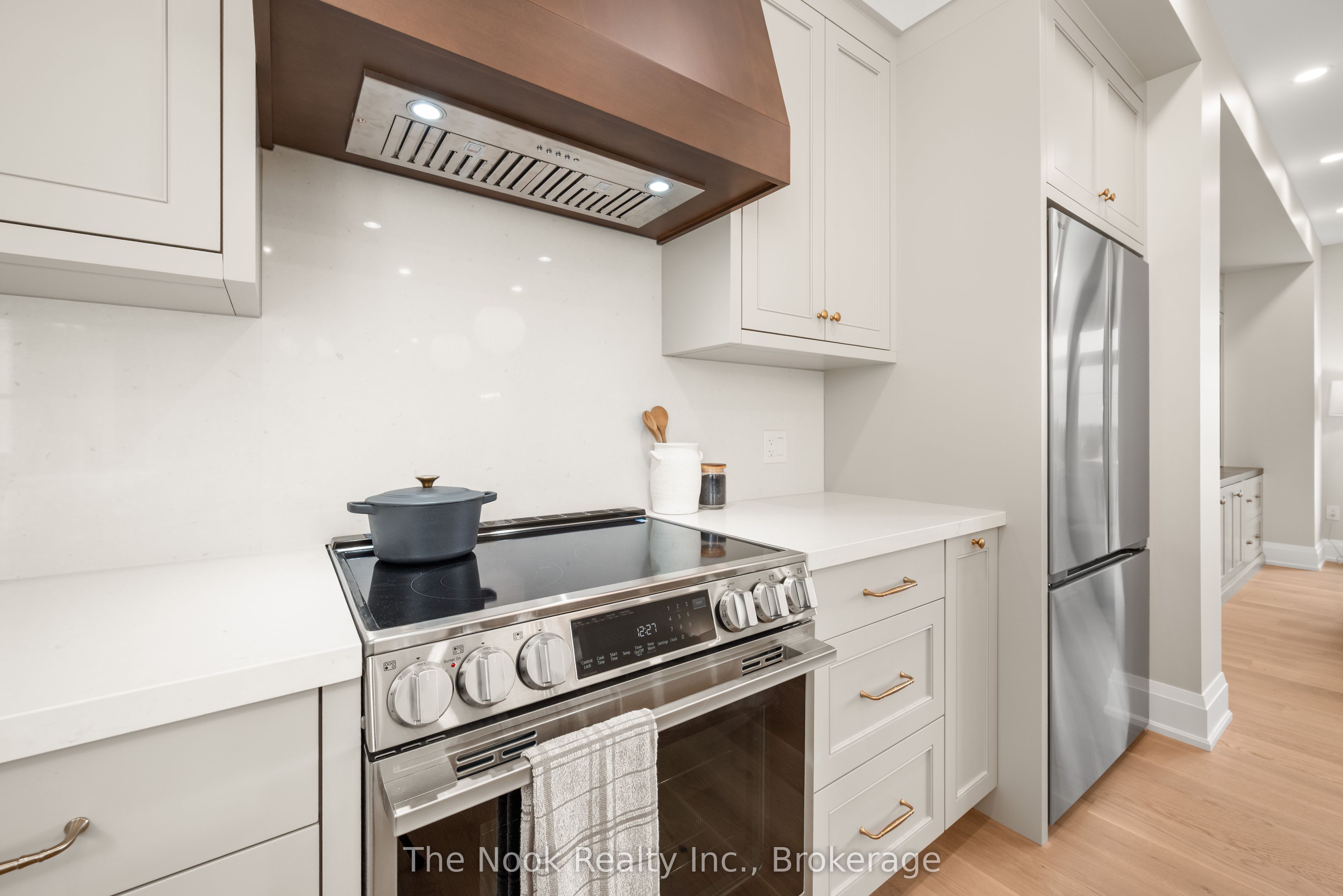 153 Elizabeth Crescent N Property Photo 12