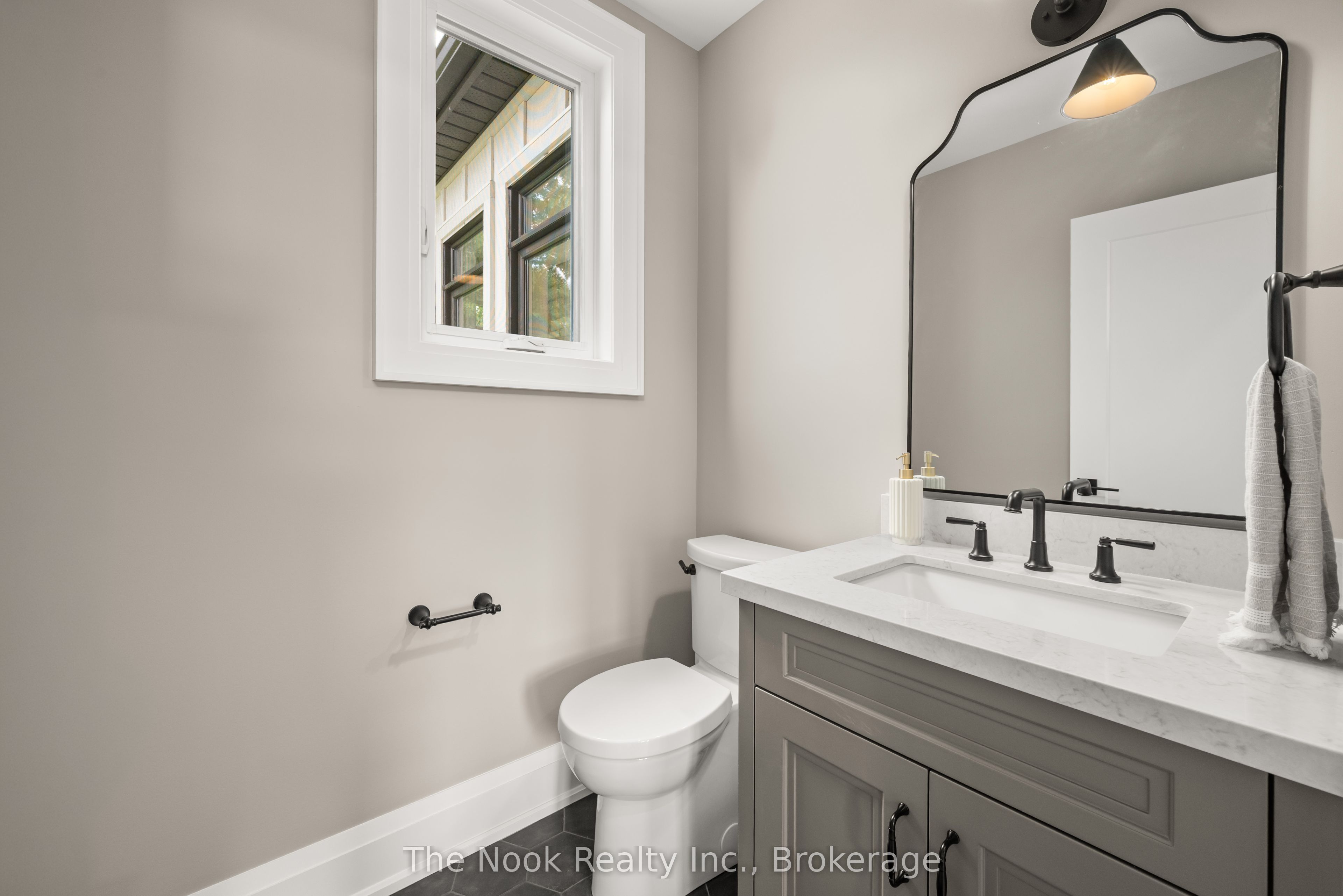 153 Elizabeth Crescent N Property Photo 18