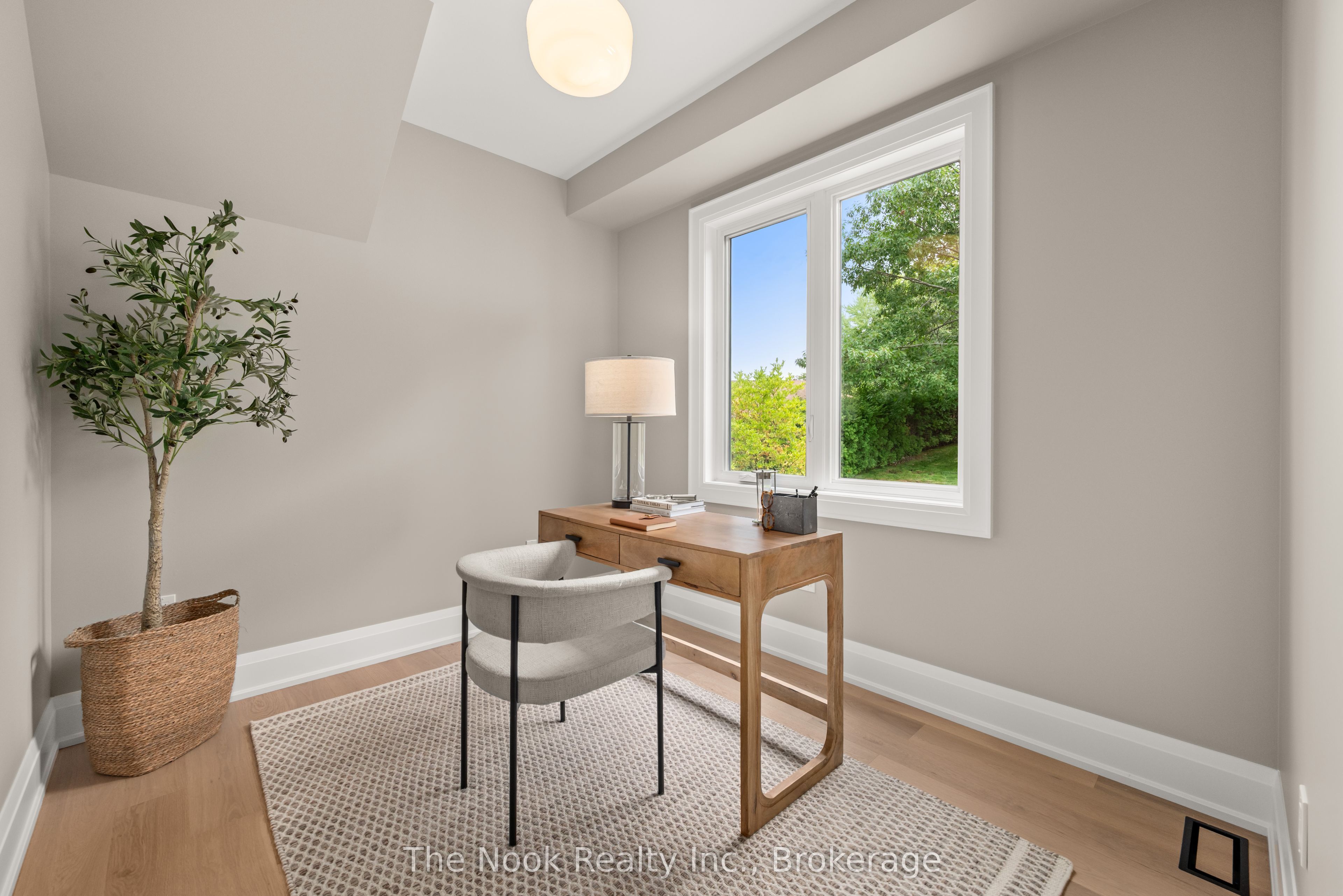 153 Elizabeth Crescent N Property Photo 20