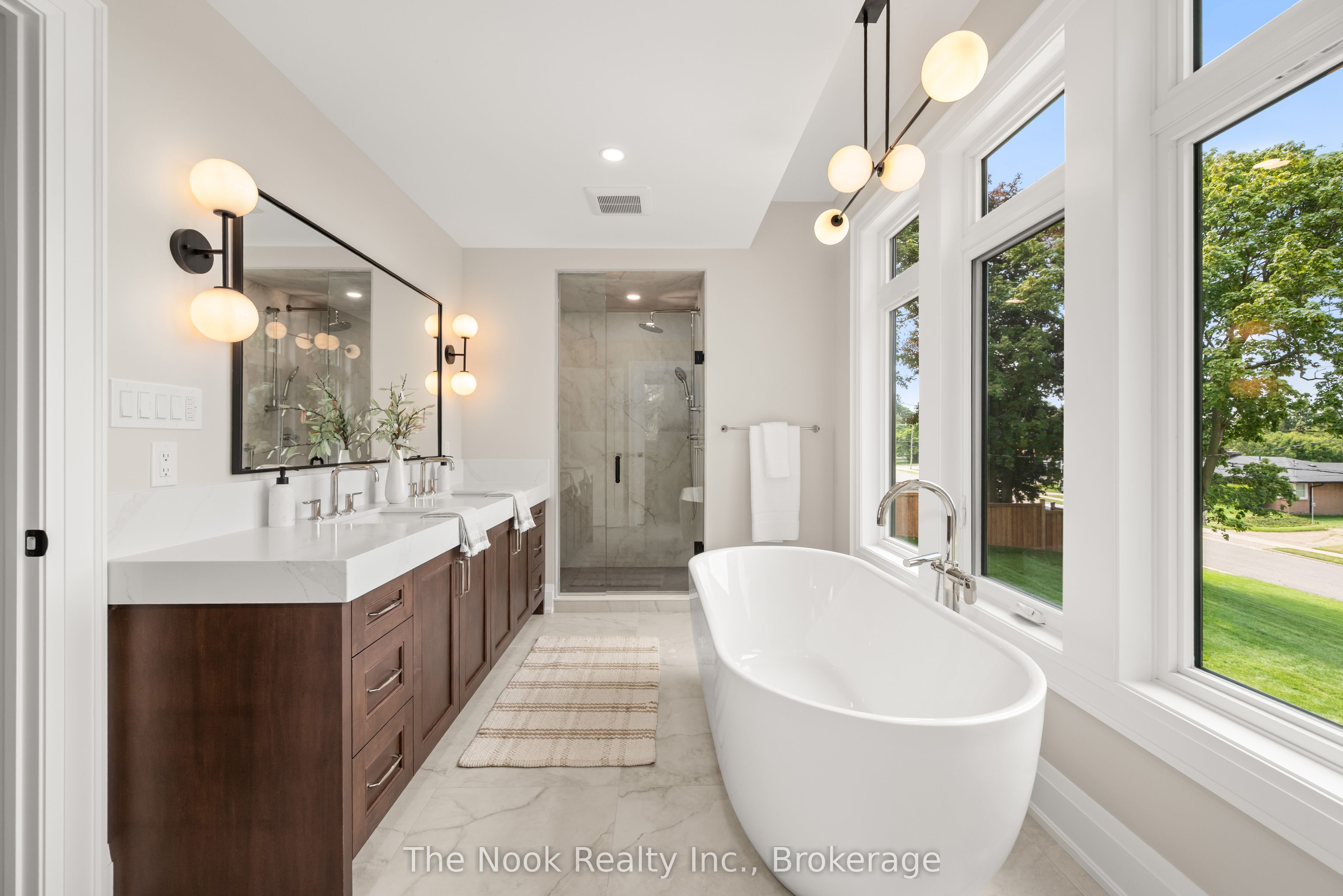 153 Elizabeth Crescent N Property Photo 22