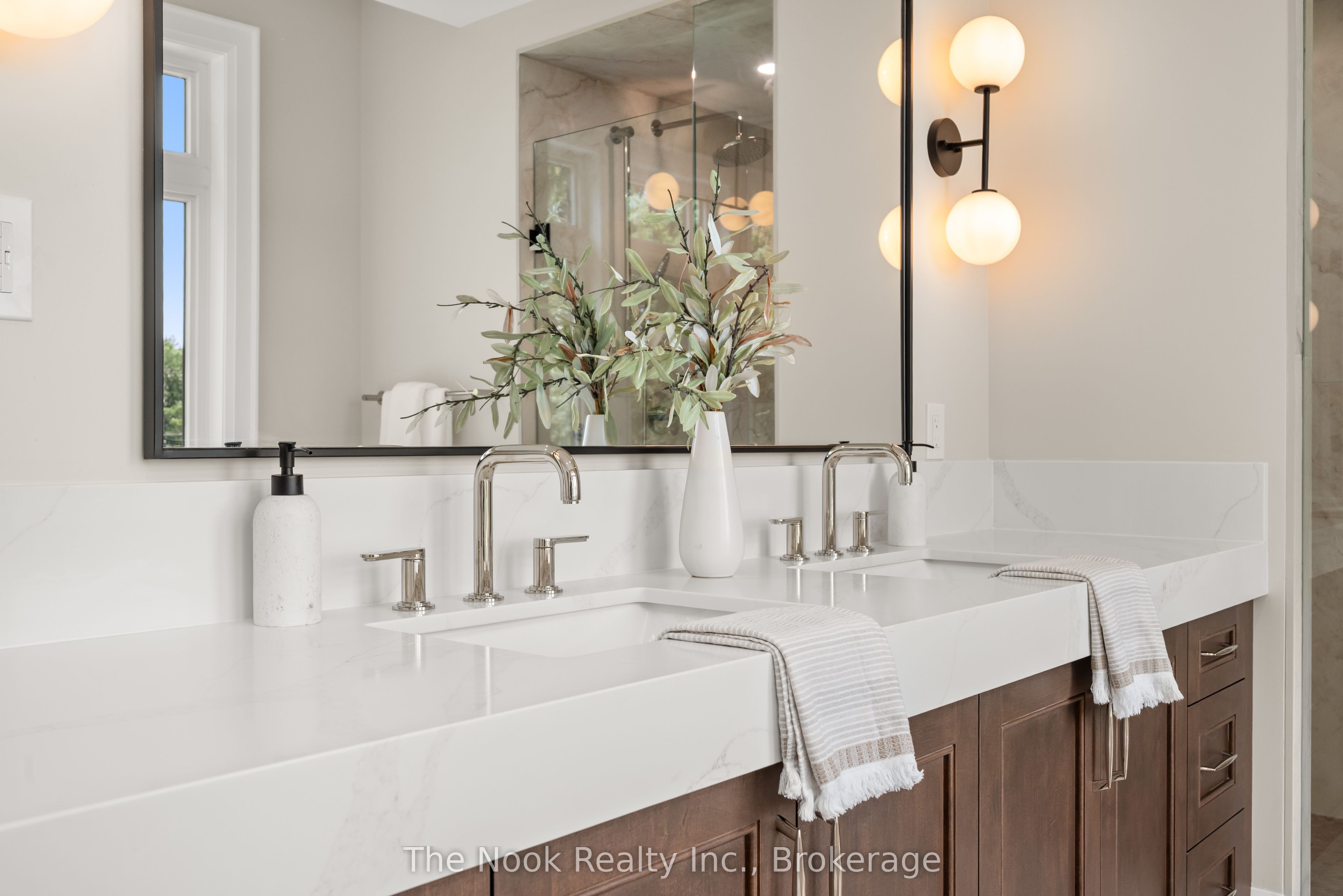 153 Elizabeth Crescent N Property Photo 23