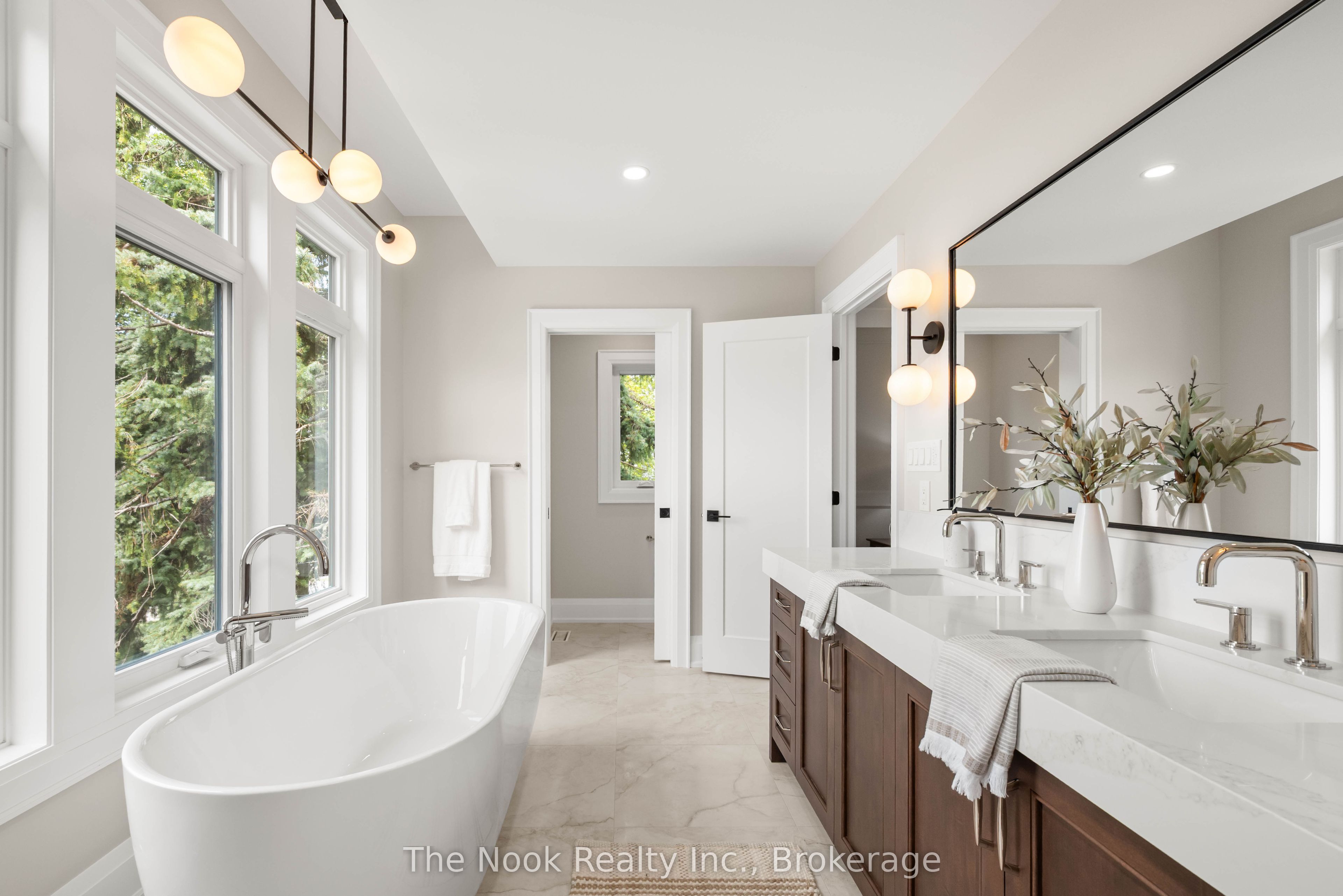 153 Elizabeth Crescent N Property Photo 24