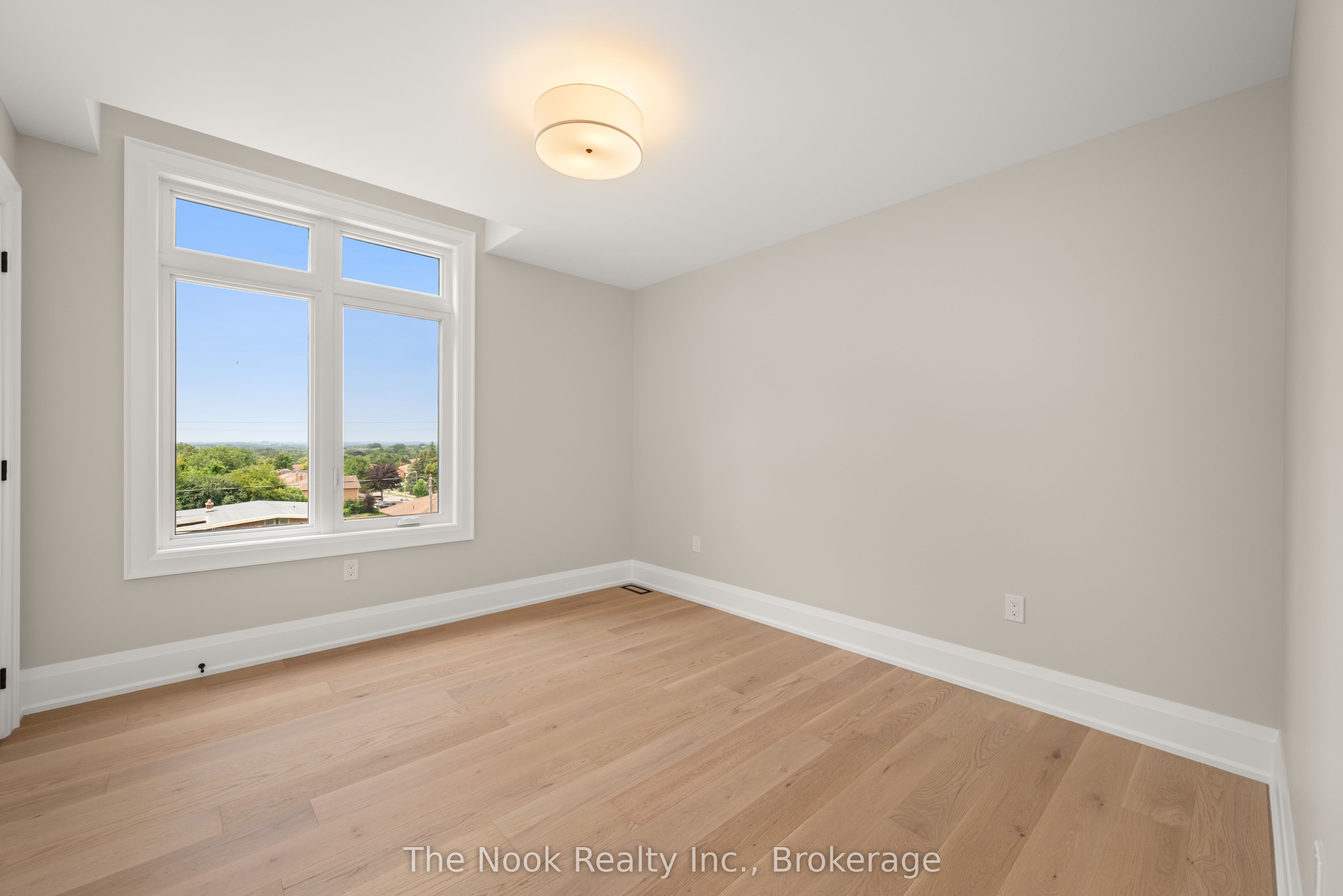 153 Elizabeth Crescent N Property Photo 26