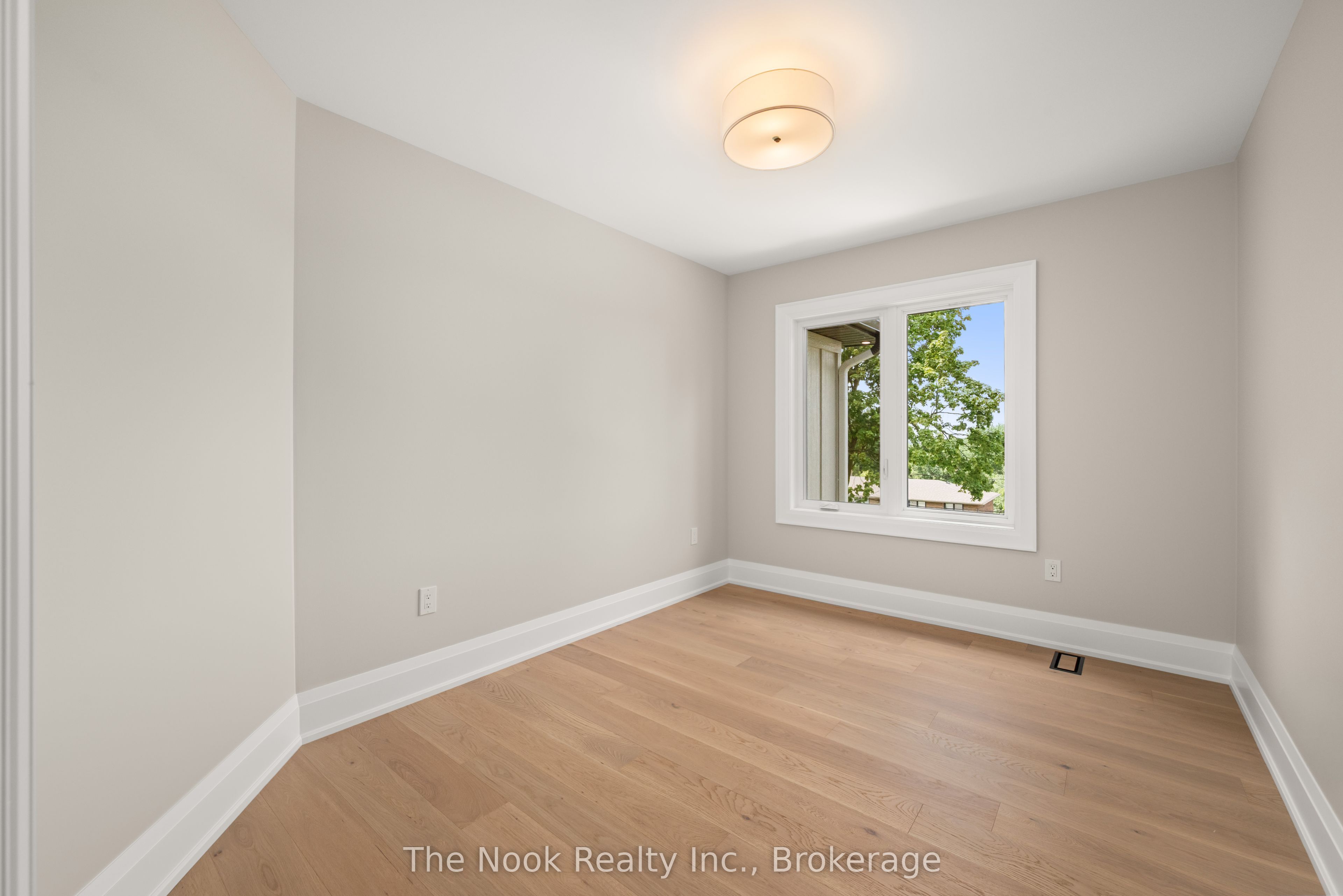 153 Elizabeth Crescent N Property Photo 27