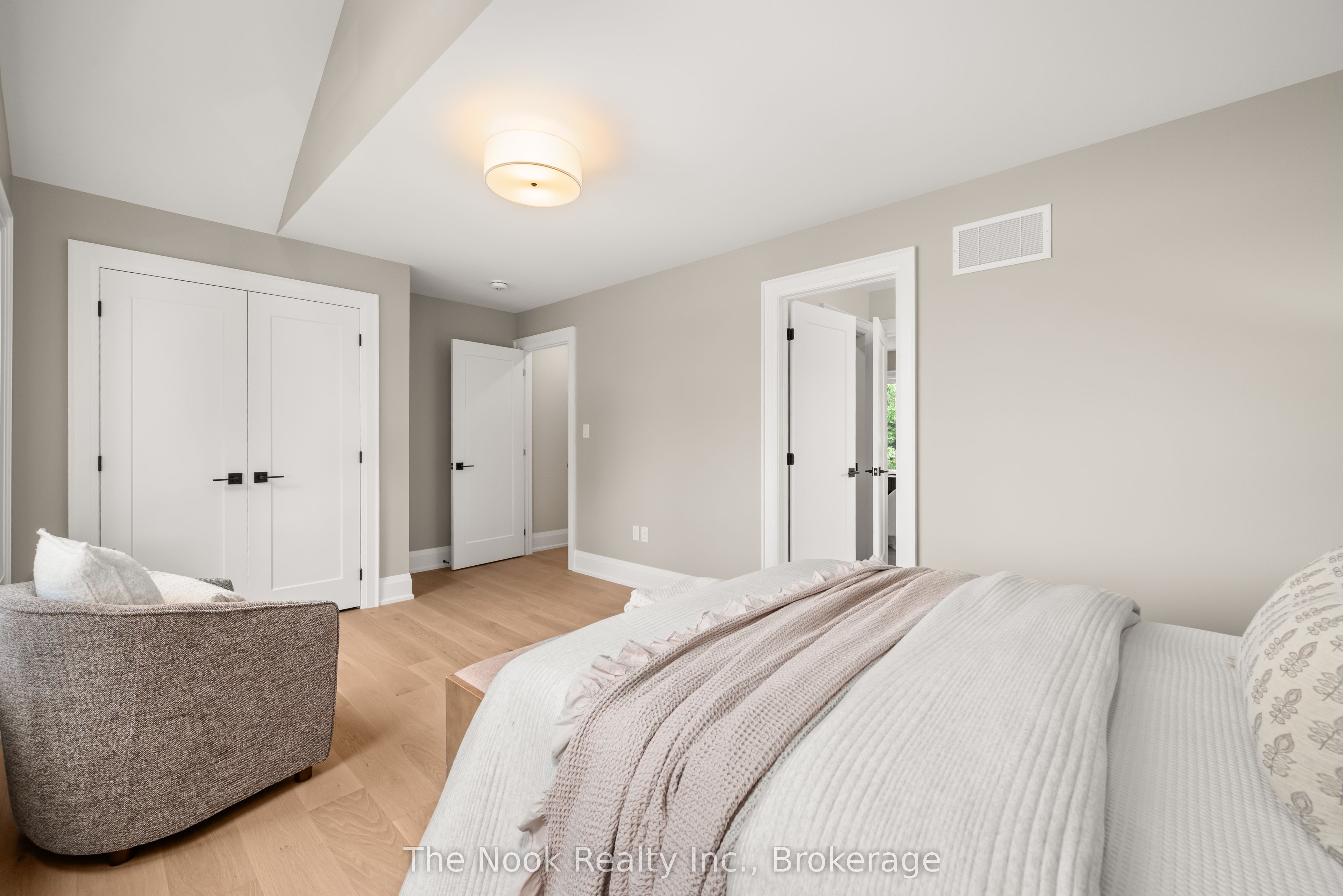 153 Elizabeth Crescent N Property Photo 29