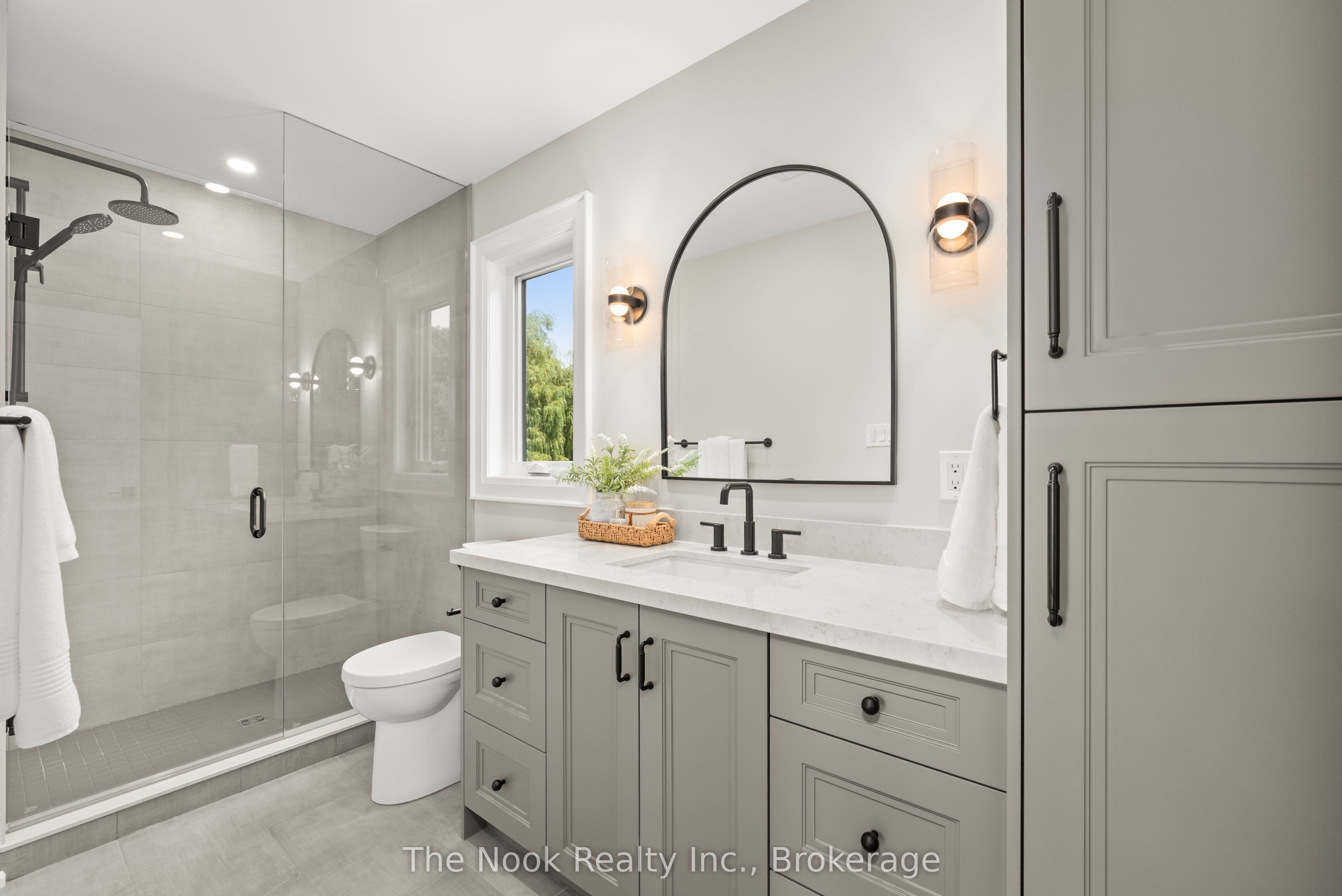 153 Elizabeth Crescent N Property Photo 33