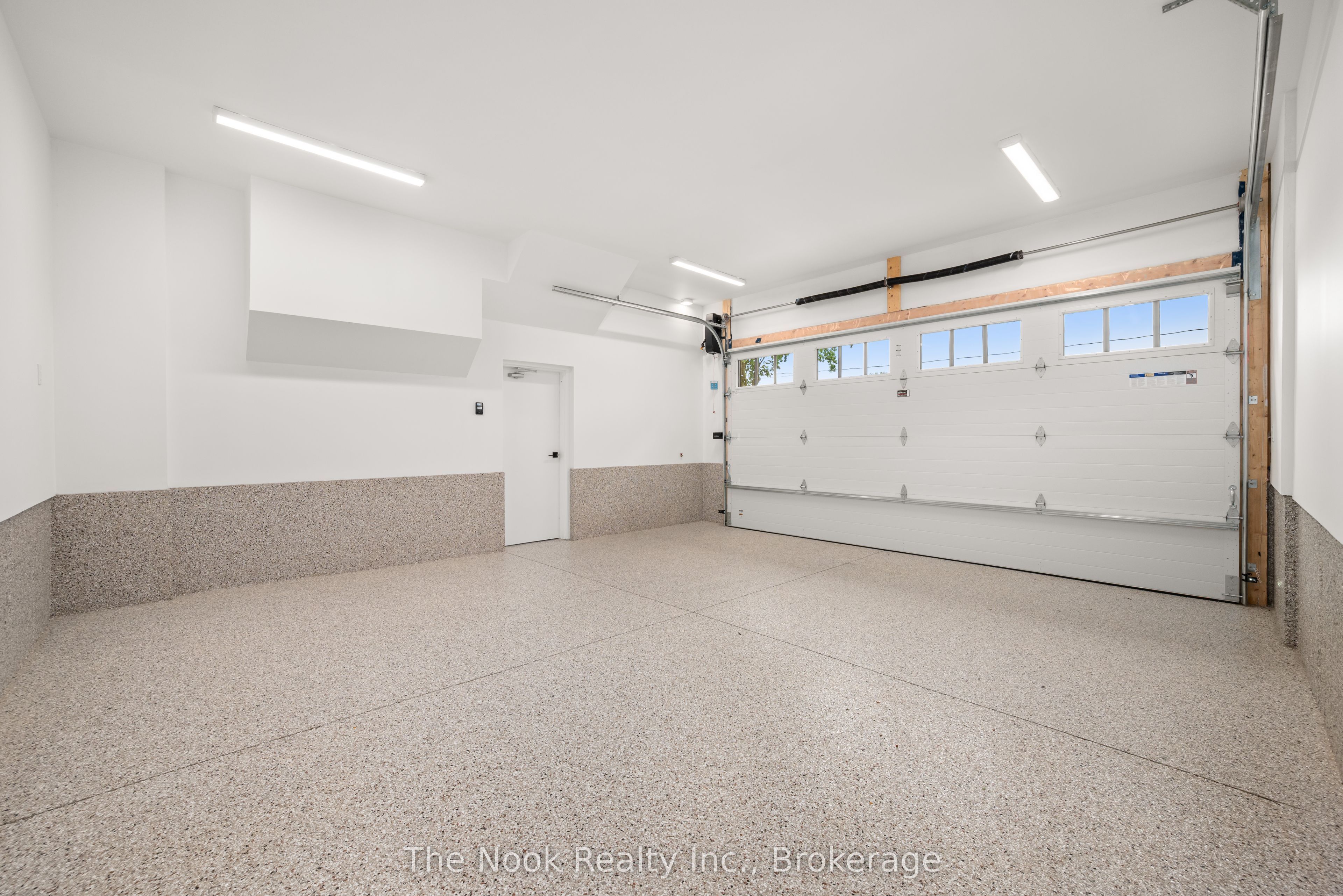 153 Elizabeth Crescent N Property Photo 35