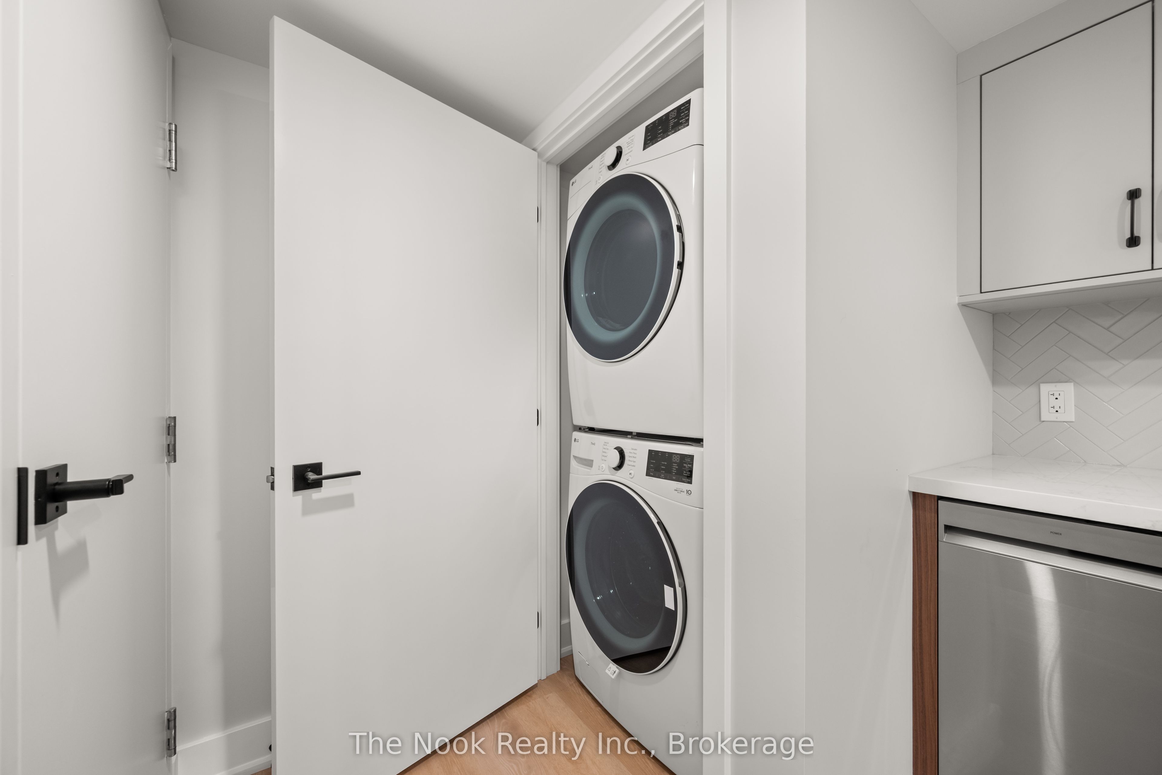 153 Elizabeth Crescent N Property Photo 37