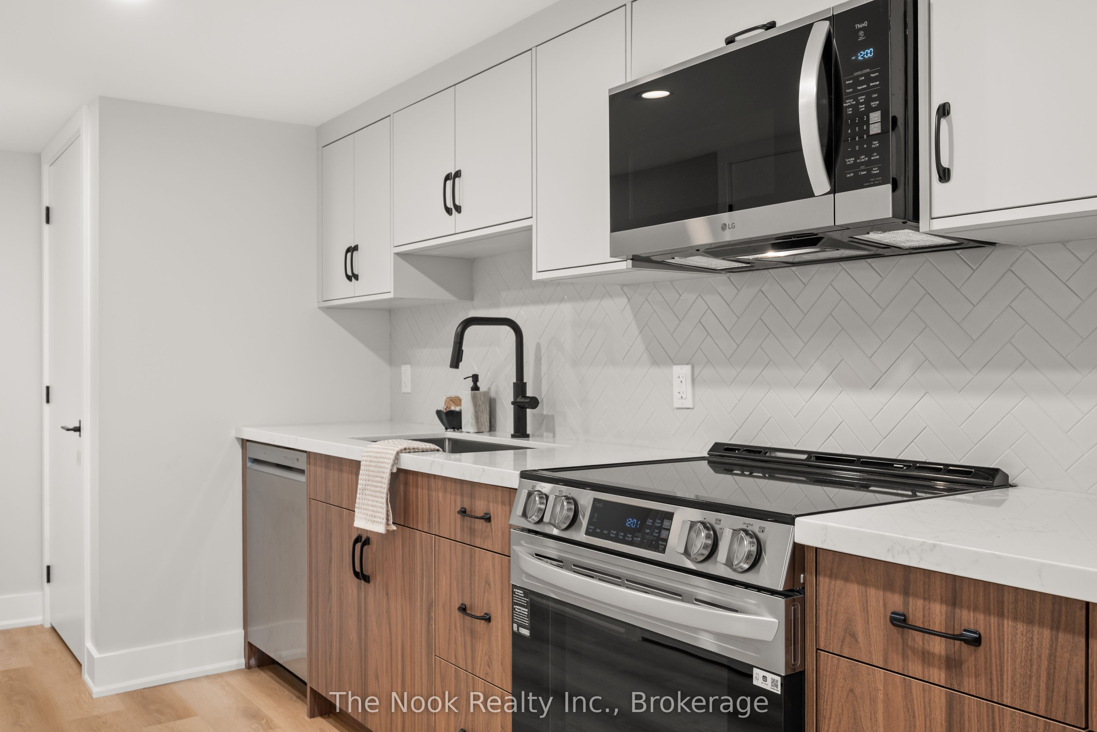 153 Elizabeth Crescent N Property Photo 38