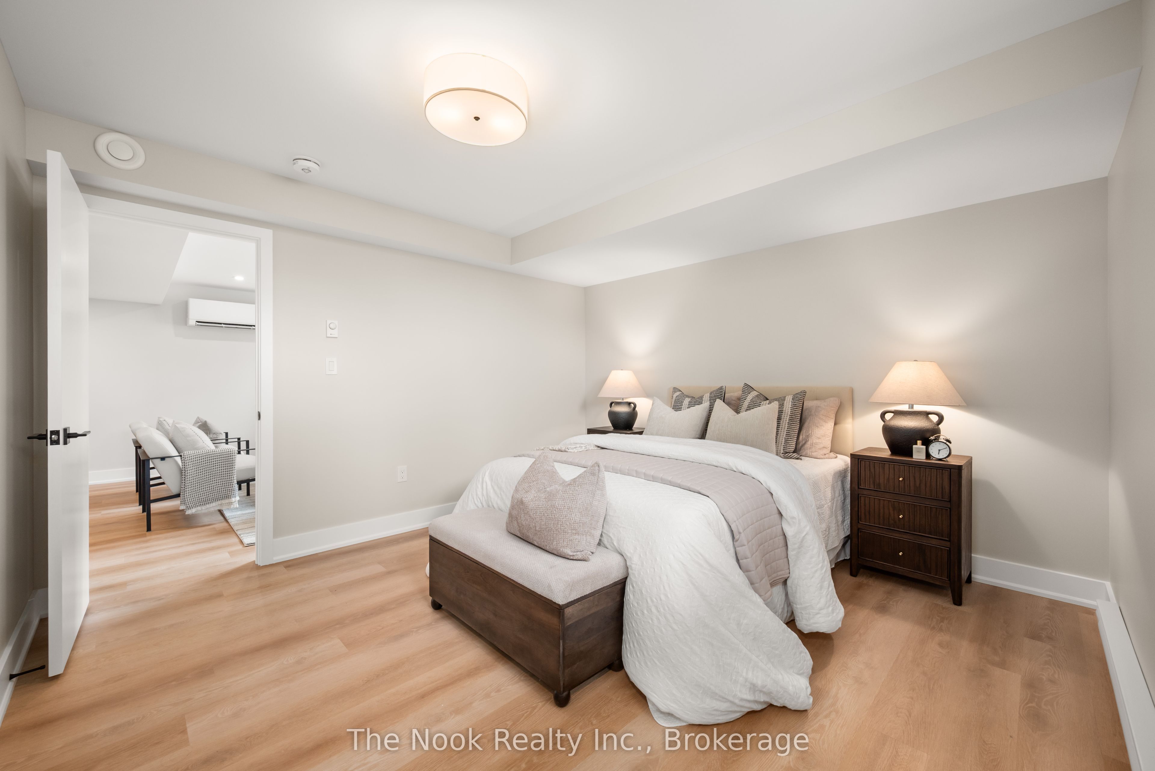 153 Elizabeth Crescent N Property Photo 40