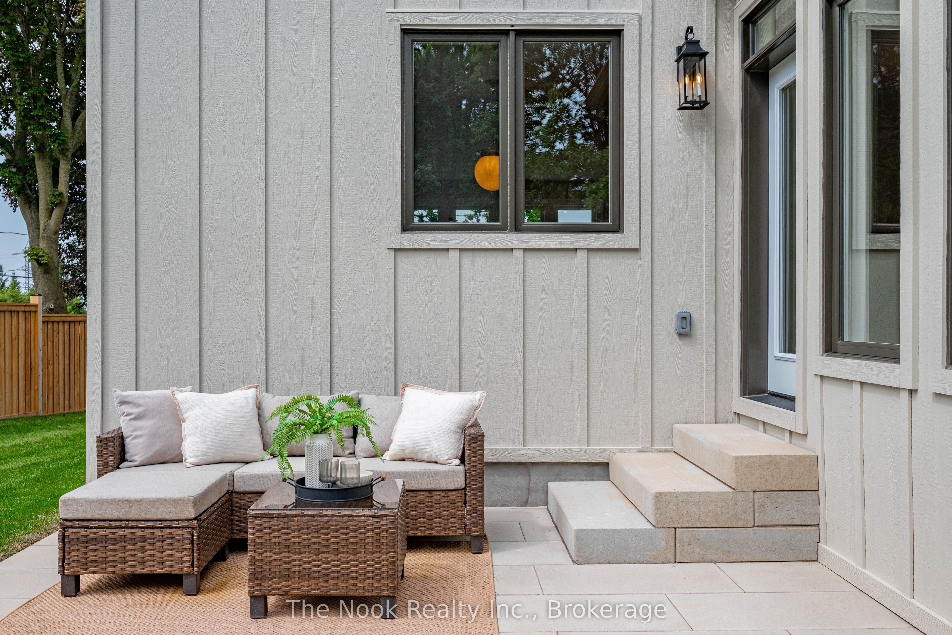 153 Elizabeth Crescent N Property Photo 44