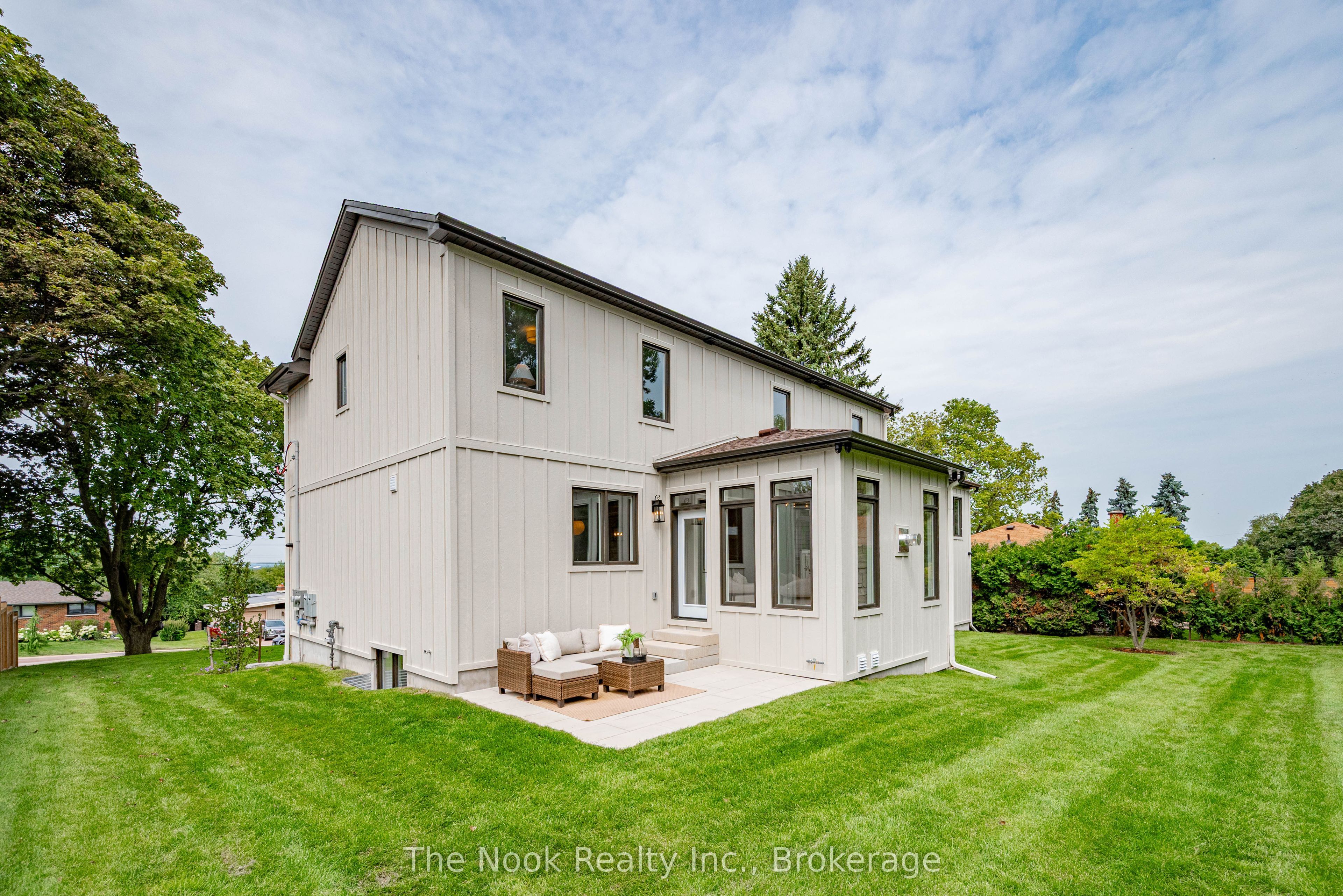 153 Elizabeth Crescent N Property Photo 45
