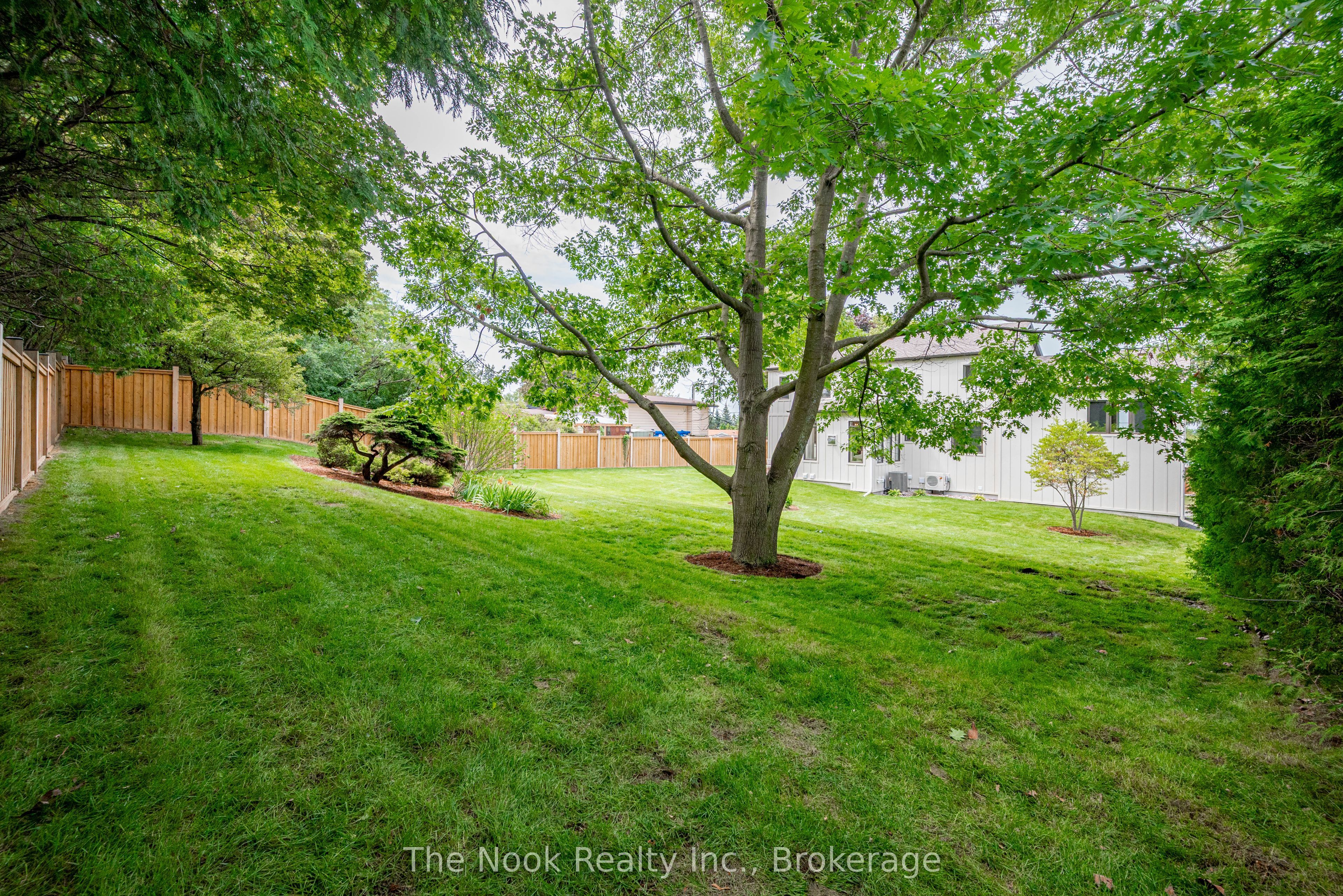 153 Elizabeth Crescent N Property Photo 46