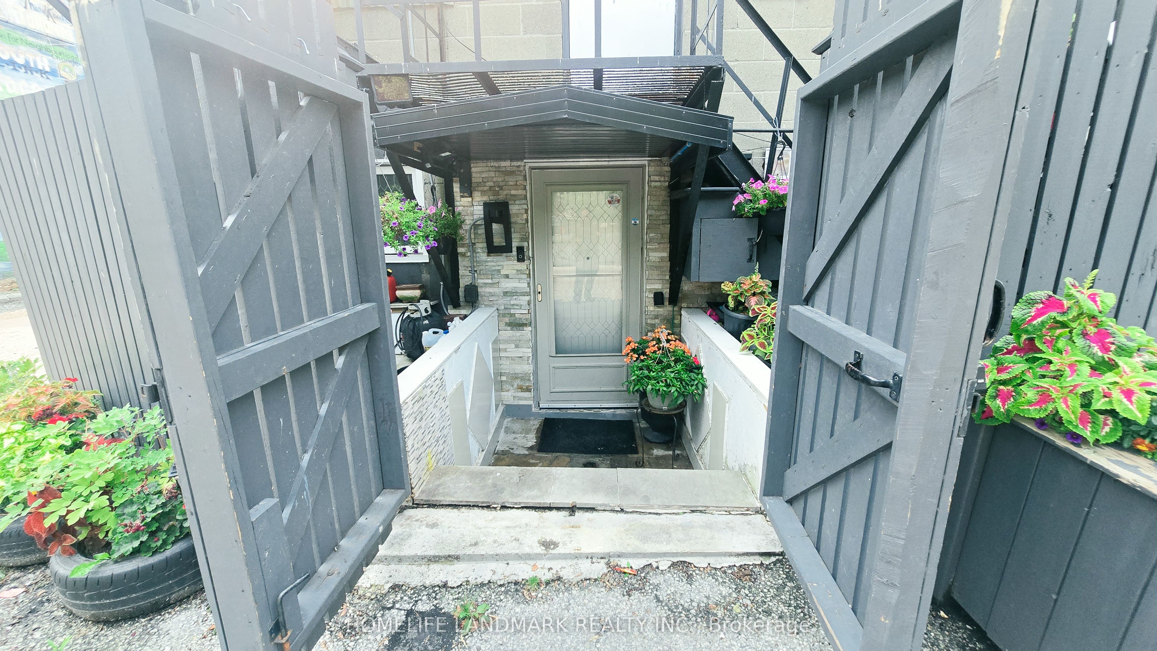 3226 Eglinton Avenue E Property Photo 5