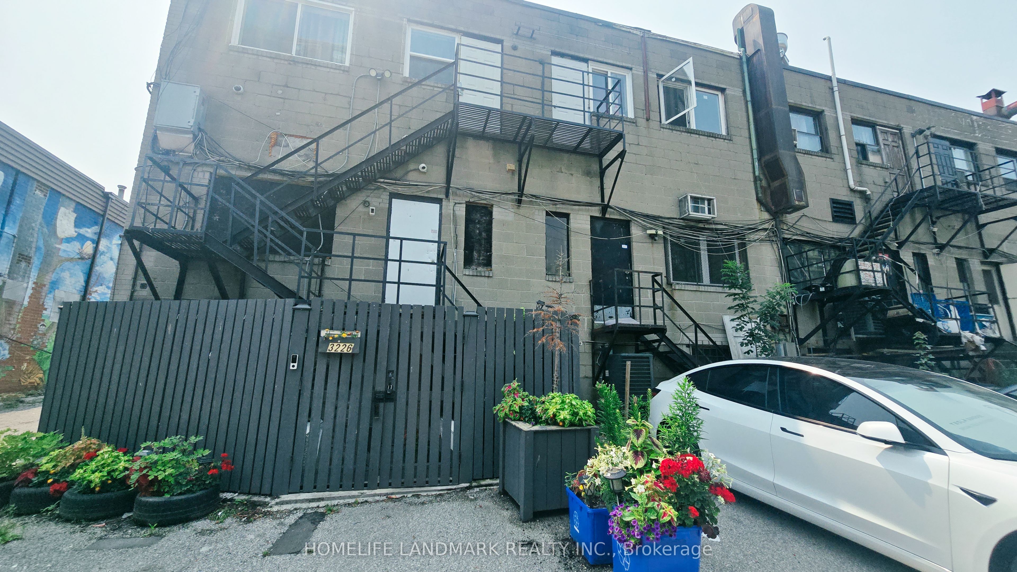 3226 Eglinton Avenue E Property Photo 6