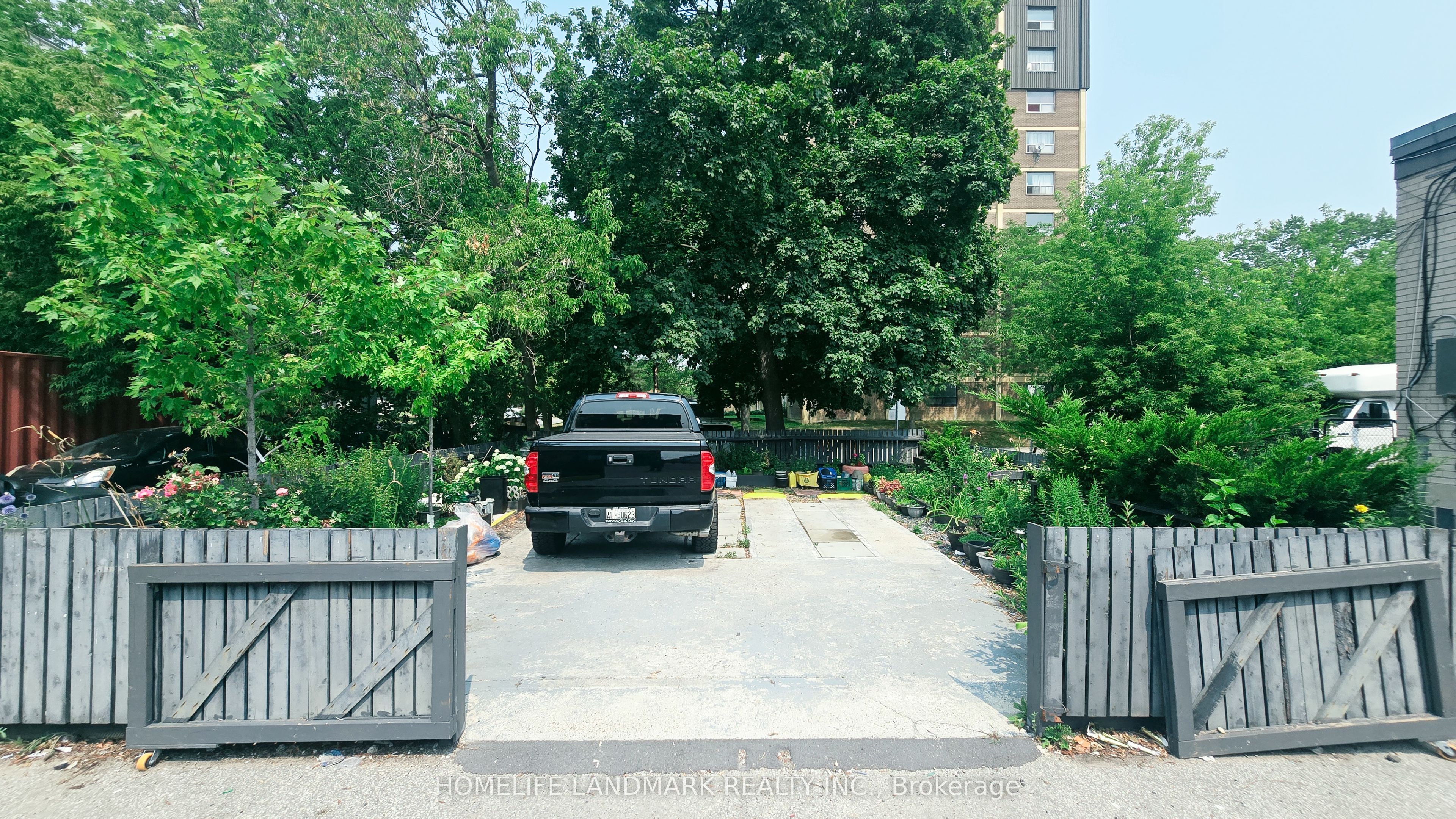 3226 Eglinton Avenue E Property Photo 7