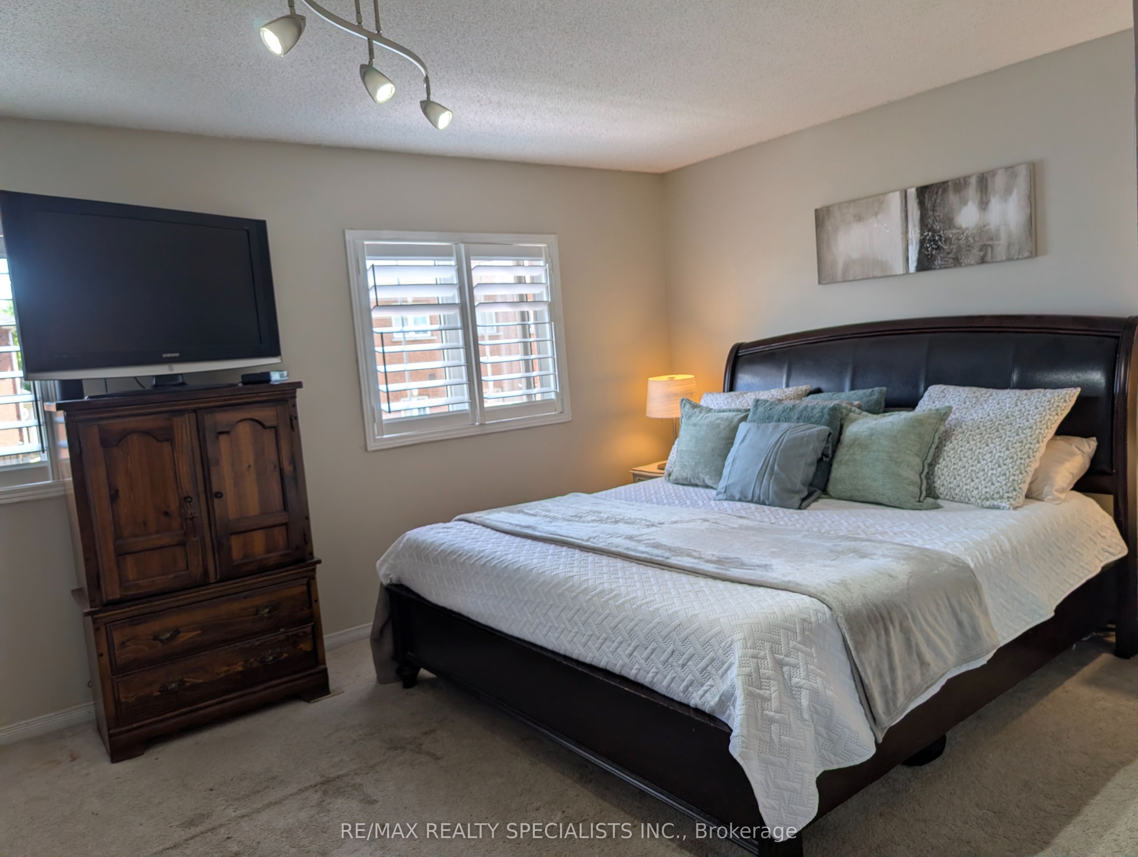 20 Thorp Crescent Property Photo 5