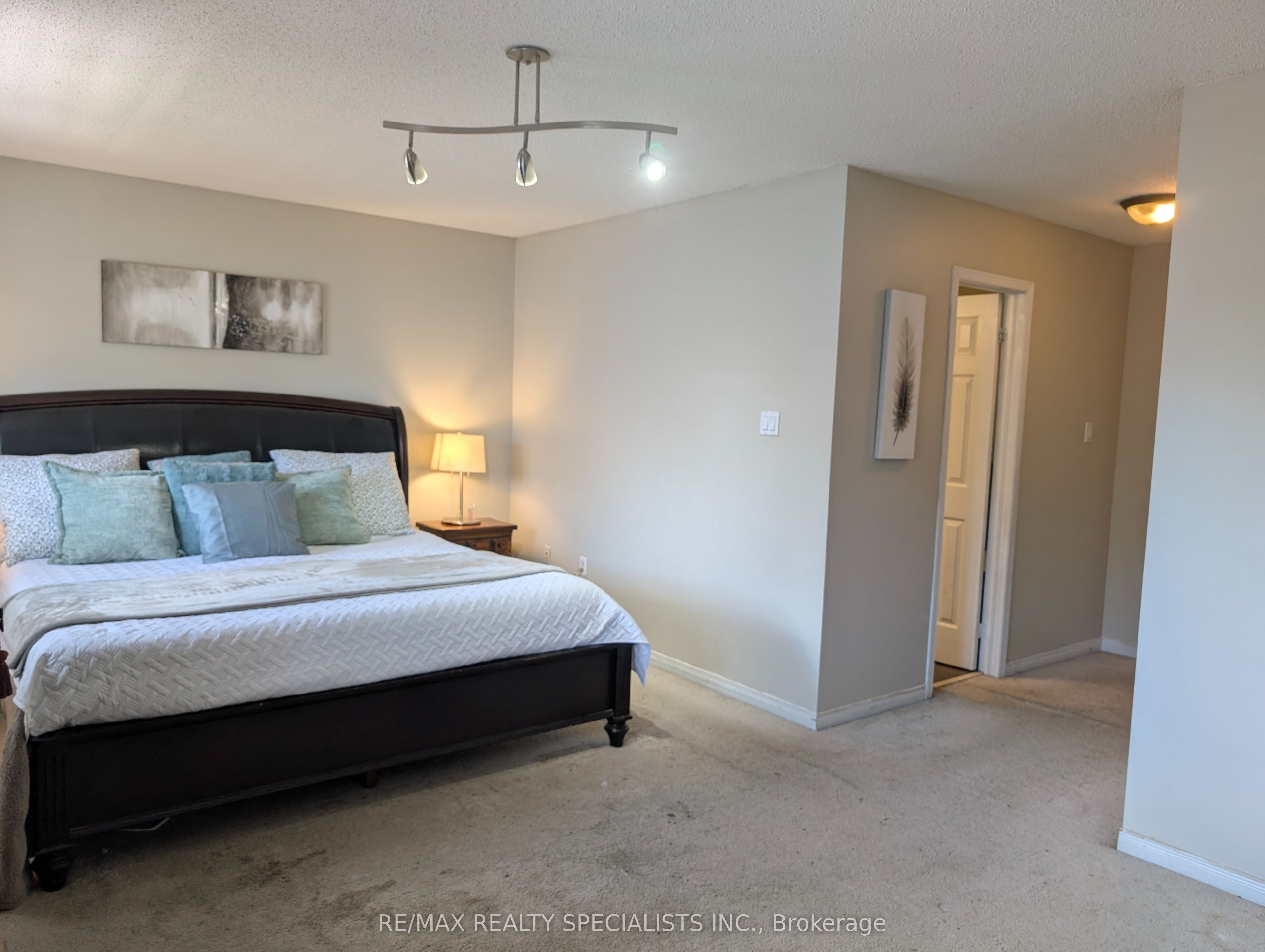 20 Thorp Crescent Property Photo 6