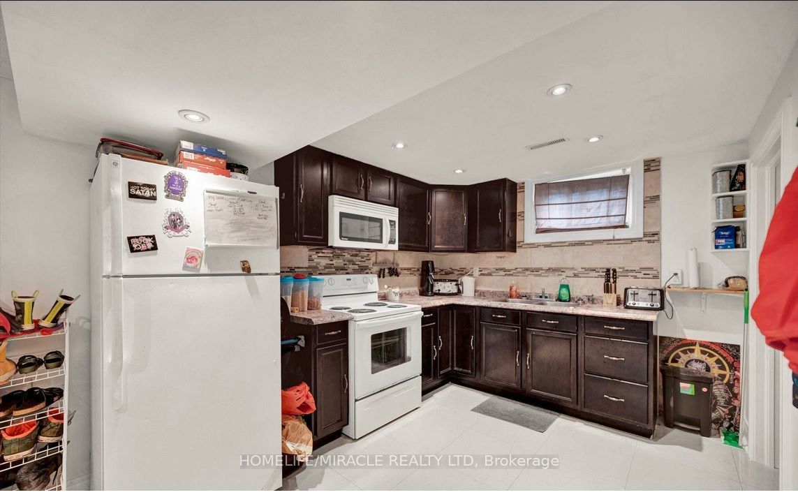 696 Sheppard Avenue Property Photo 20