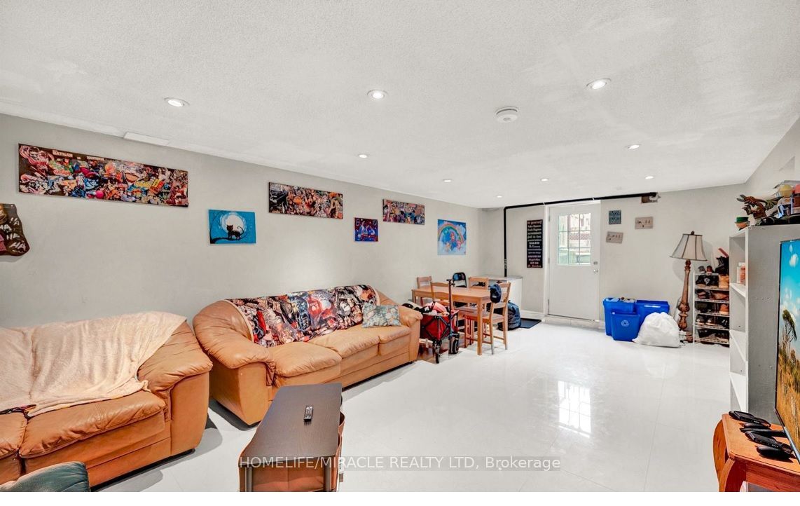 696 Sheppard Avenue Property Photo 23