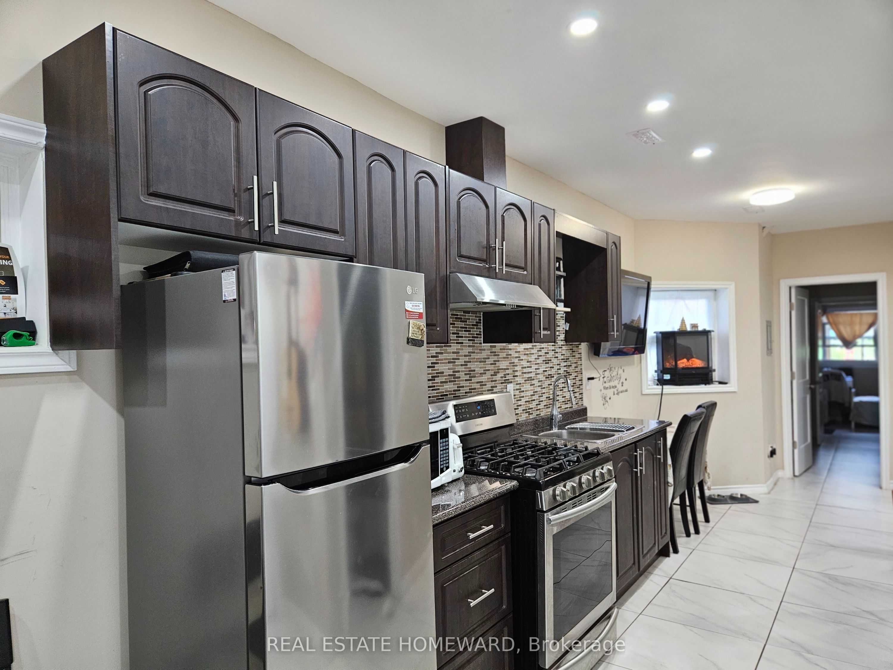 141 Coxwell Avenue Lower Property Photo 3