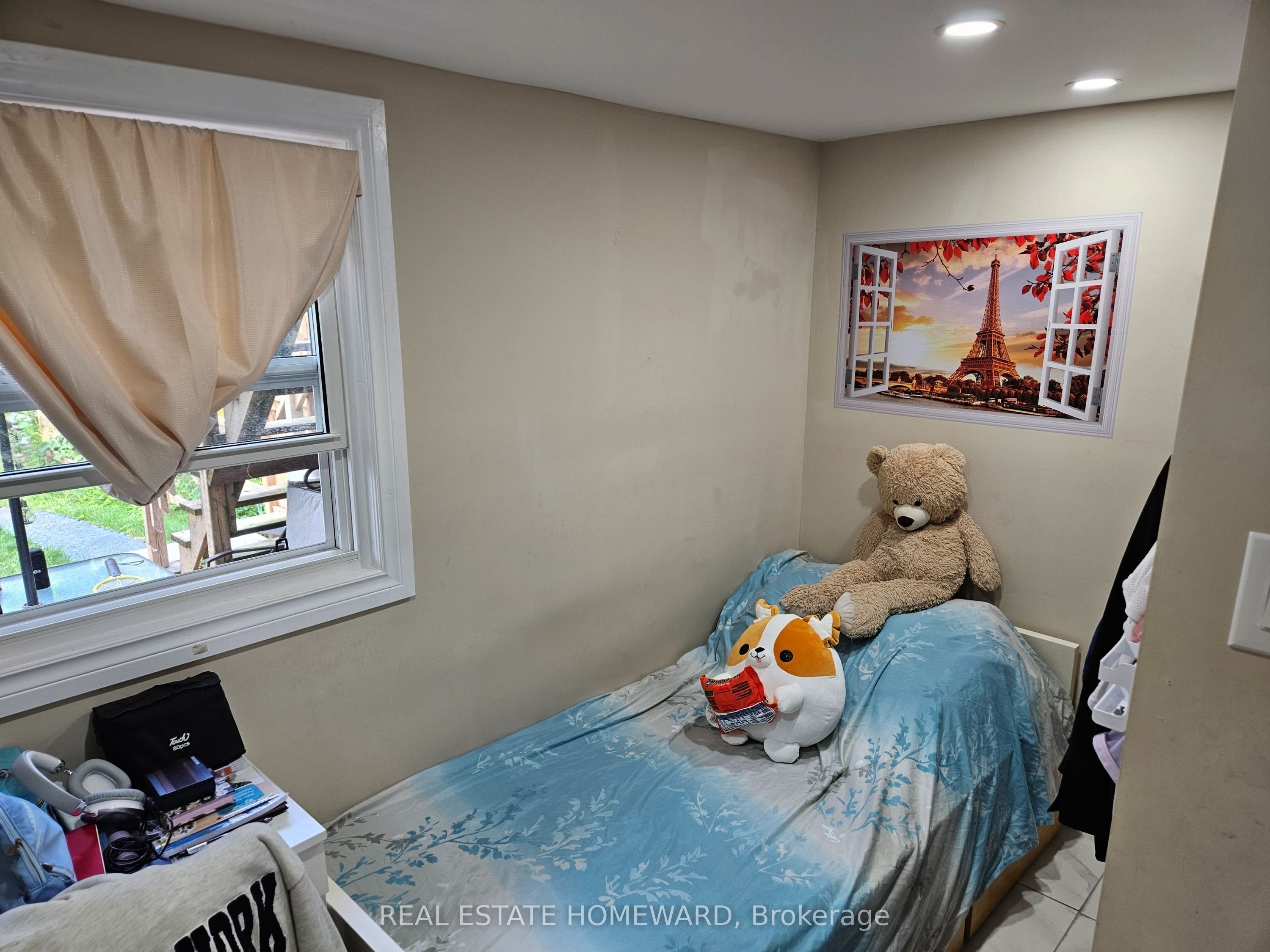 141 Coxwell Avenue Lower Property Photo 9