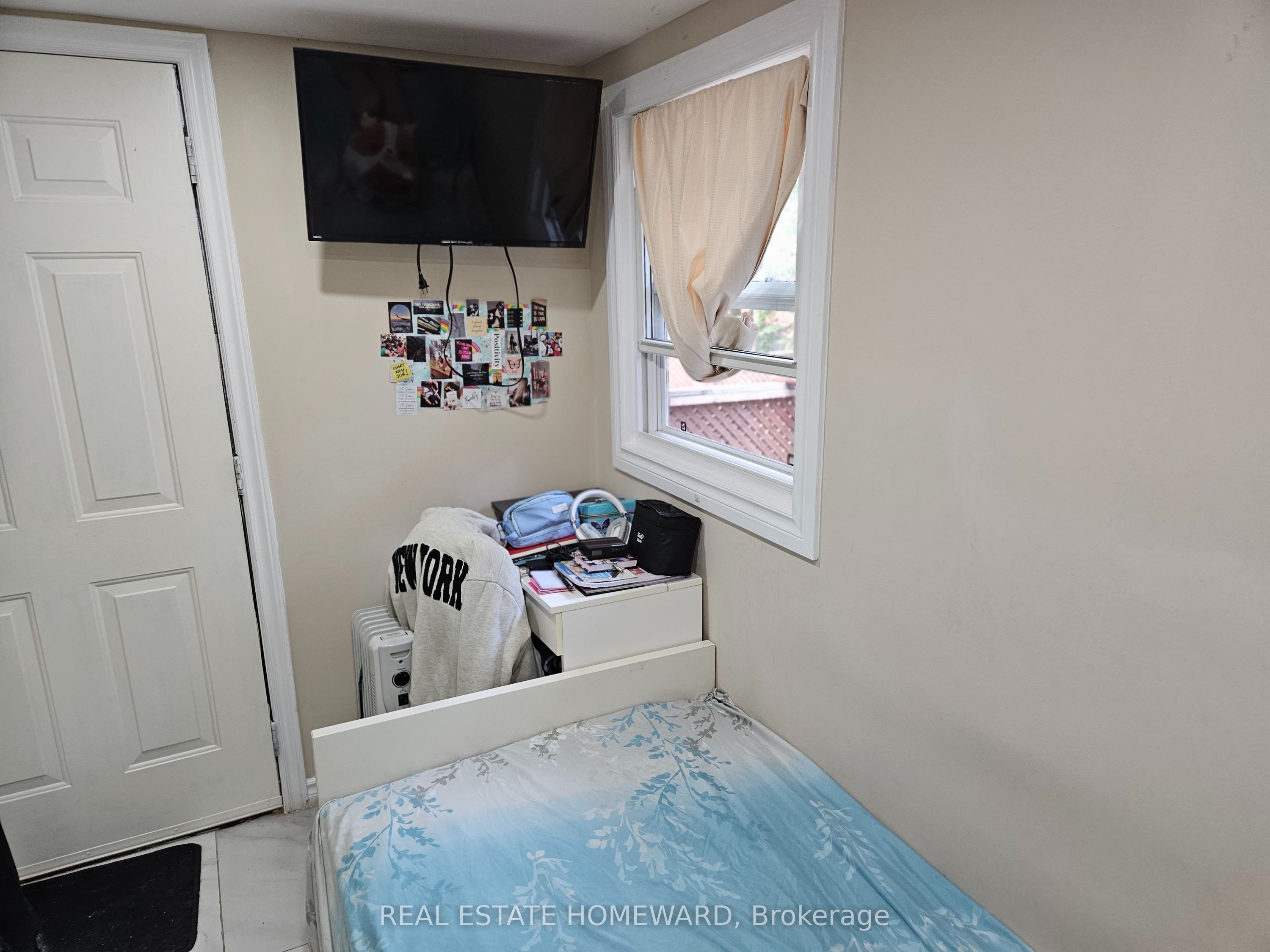 141 Coxwell Avenue Lower Property Photo 10