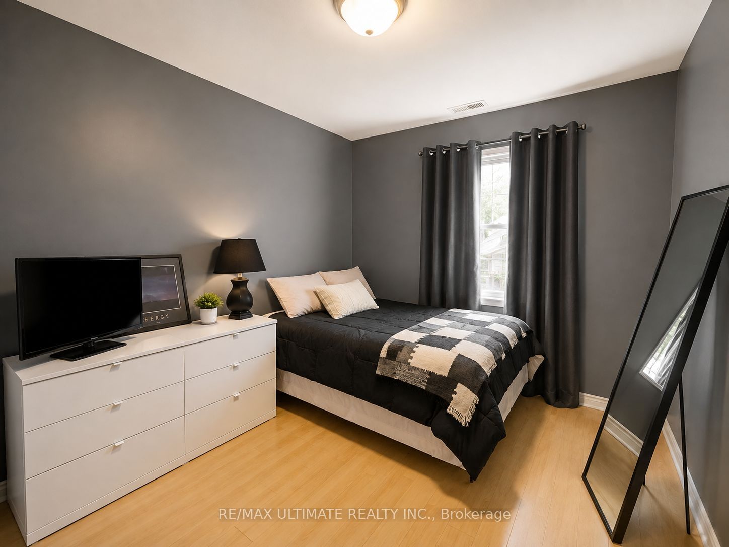 617 Gerrard Street E Property Photo 11