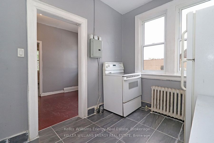 84 Simcoe Street N 1 Property Photo 2