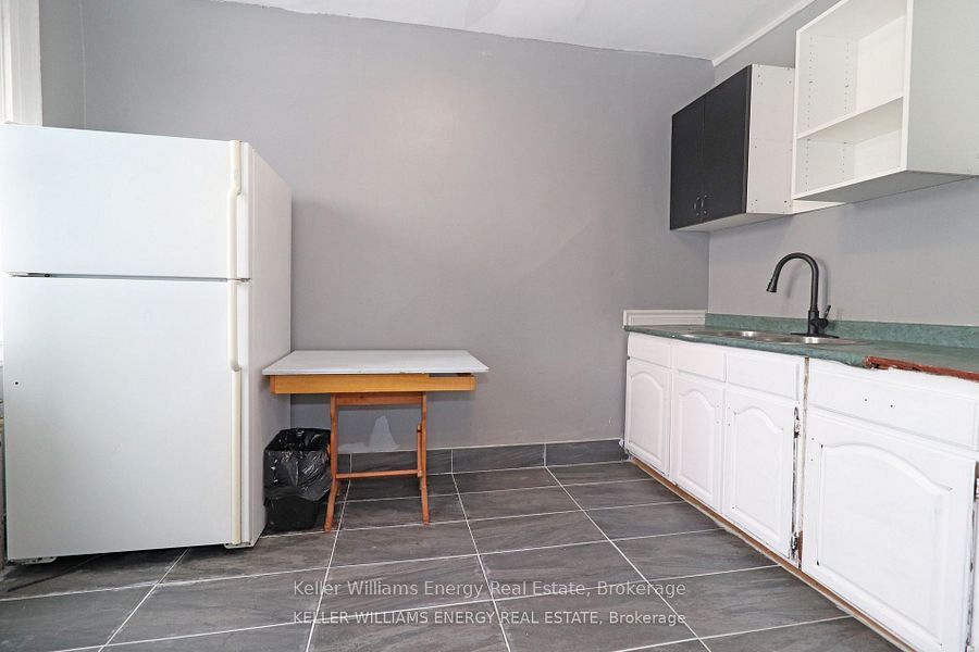 84 Simcoe Street N 1 Property Photo 3