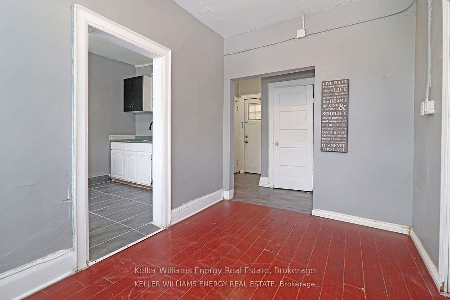 84 Simcoe Street N 1 Property Photo 4