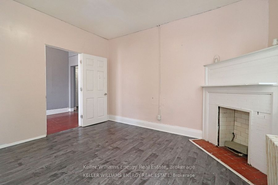 84 Simcoe Street N 1 Property Photo 5