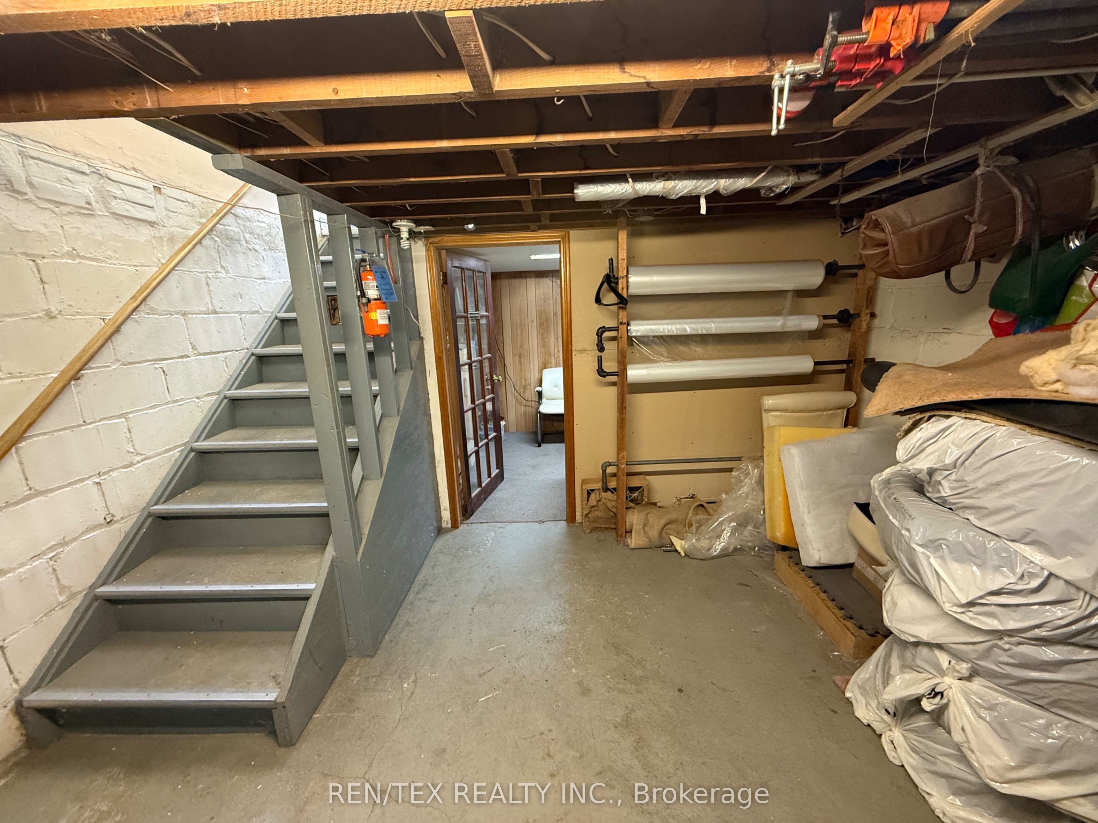 875 O'connor Drive E Property Photo 4