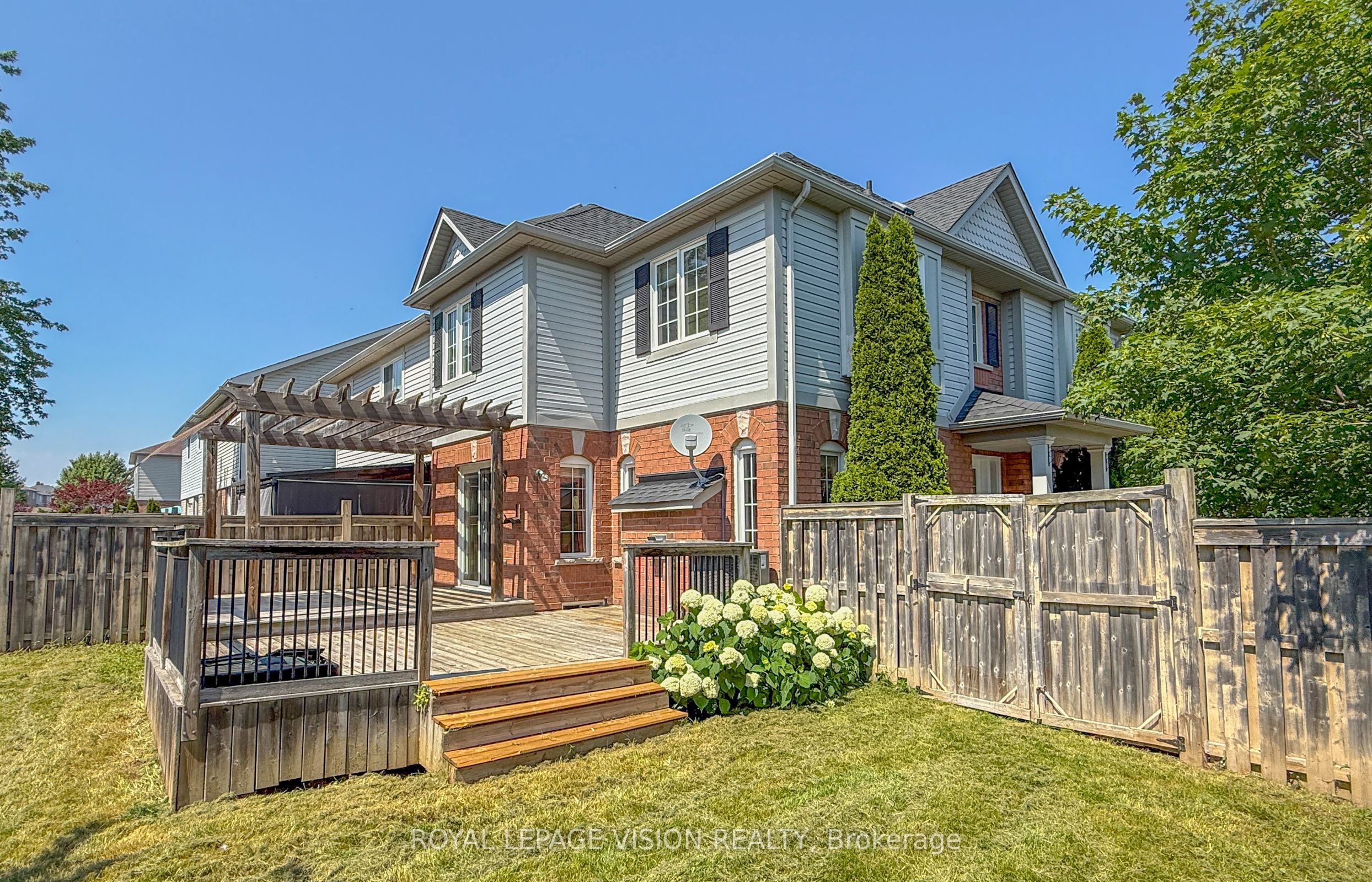 2 Laprade Square Property Photo 44