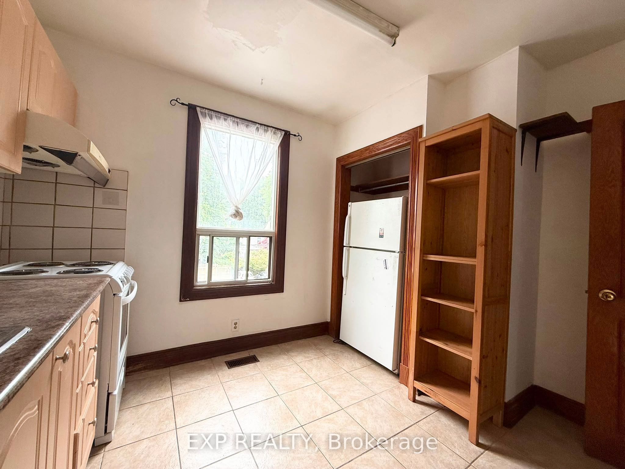 759 Gerrard Street E 2nd Fl Property Photo 3