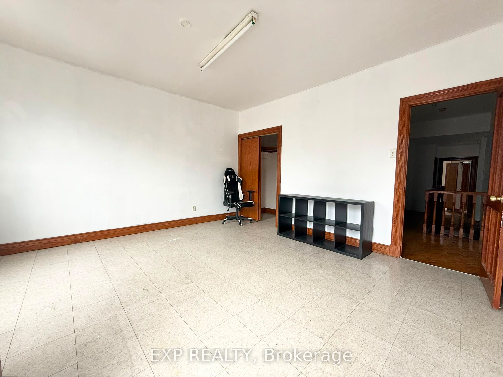 759 Gerrard Street E 2nd Fl Property Photo 4