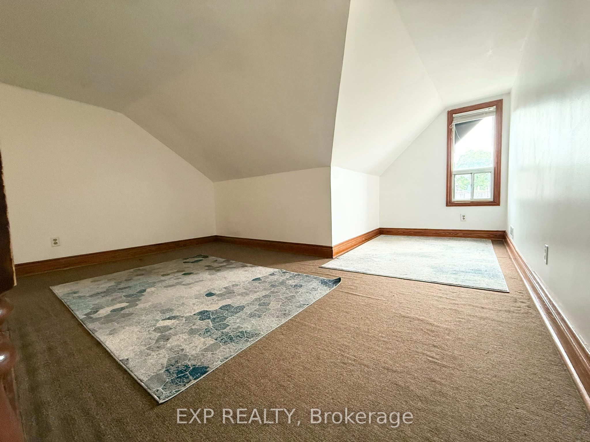 759 Gerrard Street E 2nd Fl Property Photo 9