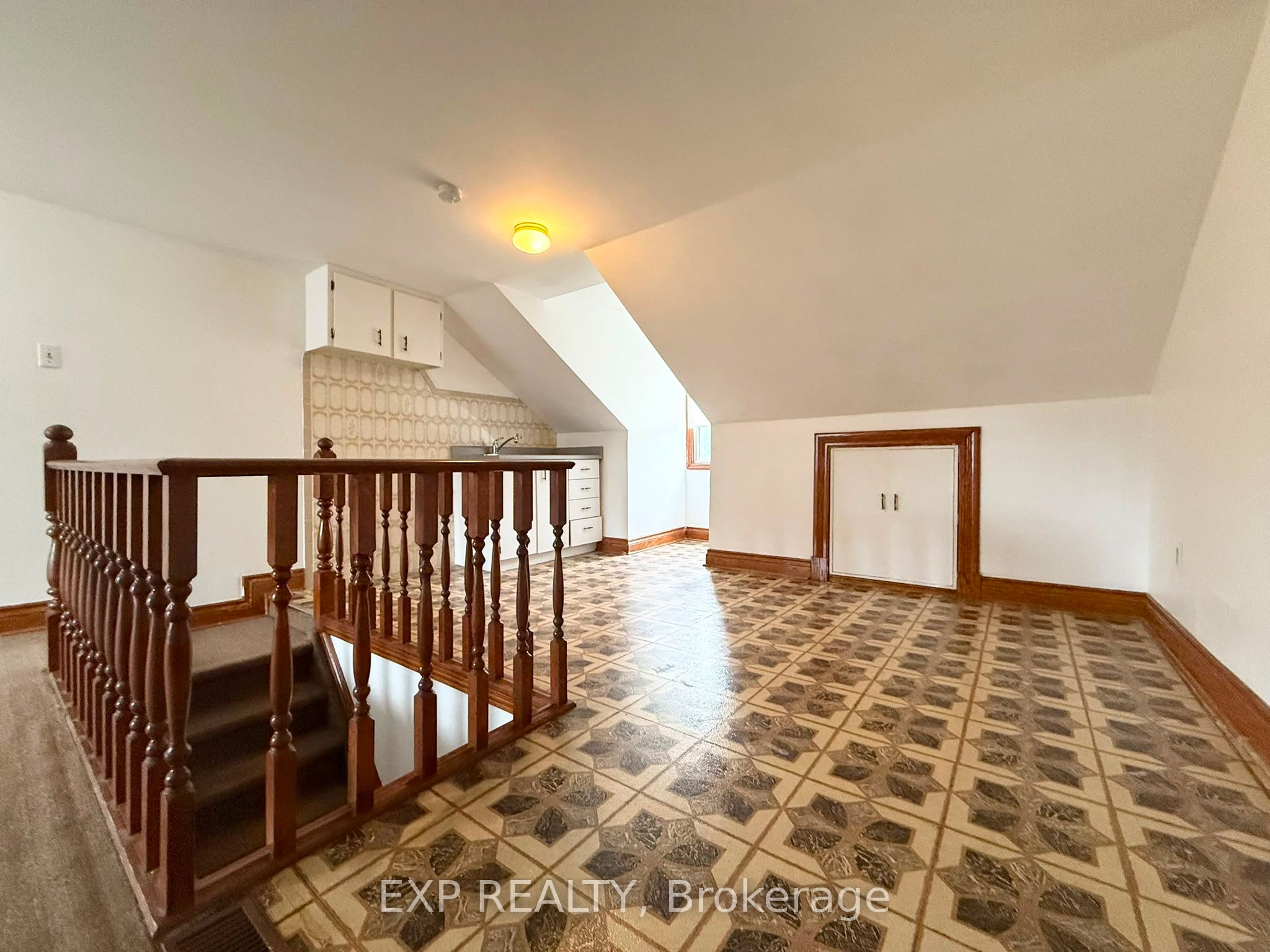 759 Gerrard Street E 2nd Fl Property Photo 10