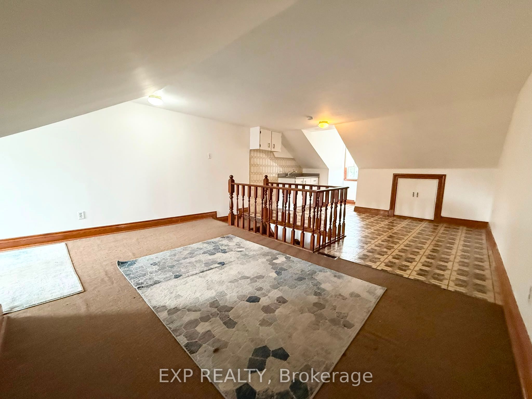 759 Gerrard Street E 2nd Fl Property Photo 13
