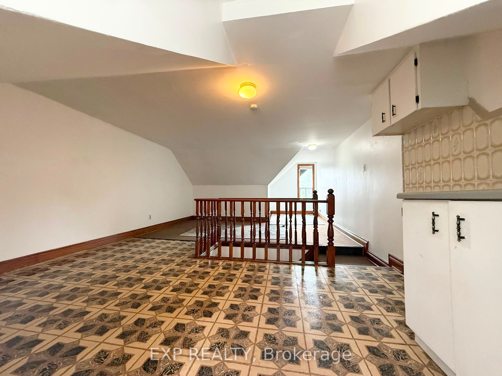 759 Gerrard Street E 2nd Fl Property Photo 14